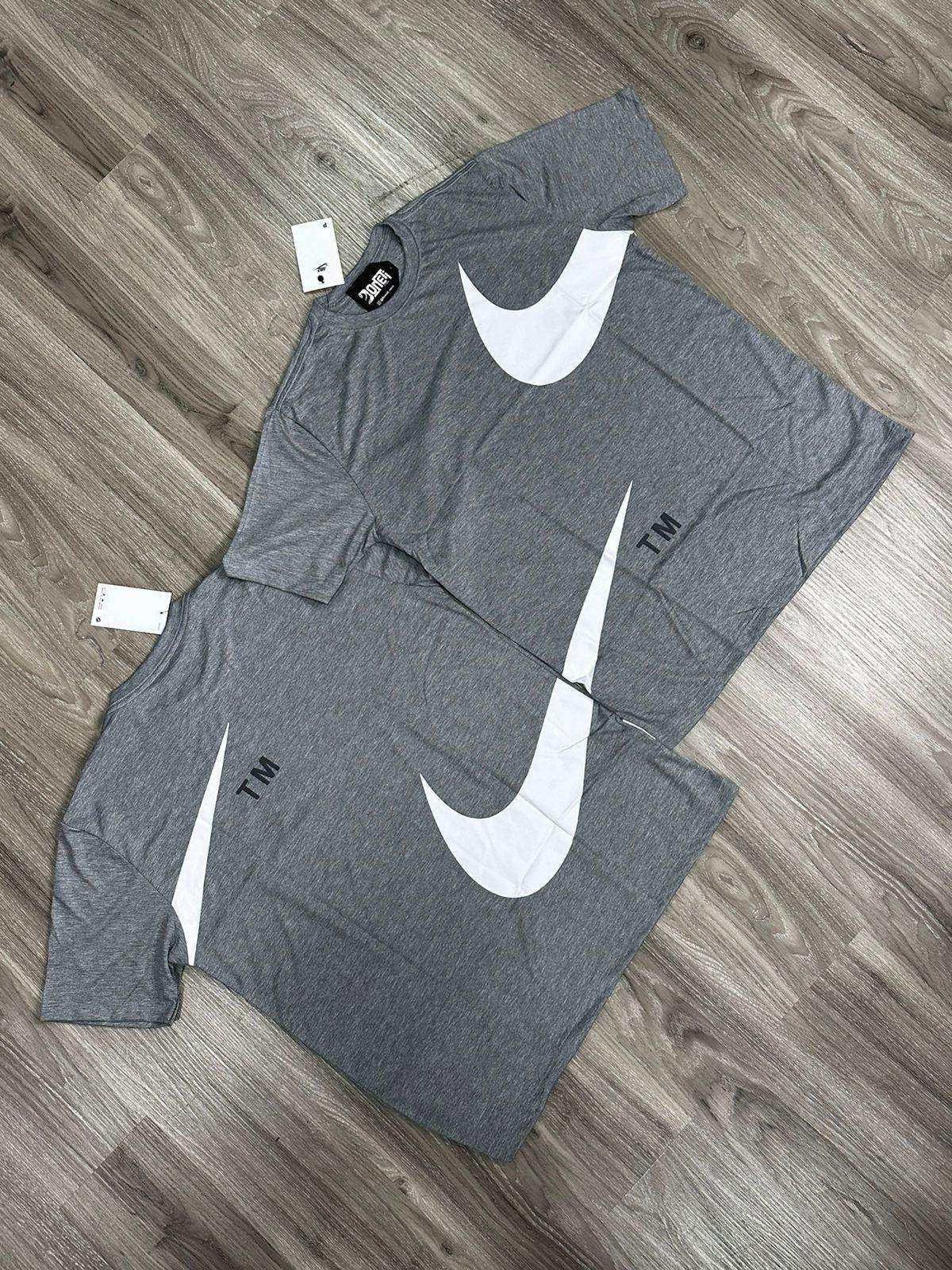 CAMISETA NK BIG SWOOSH TM - CINZA