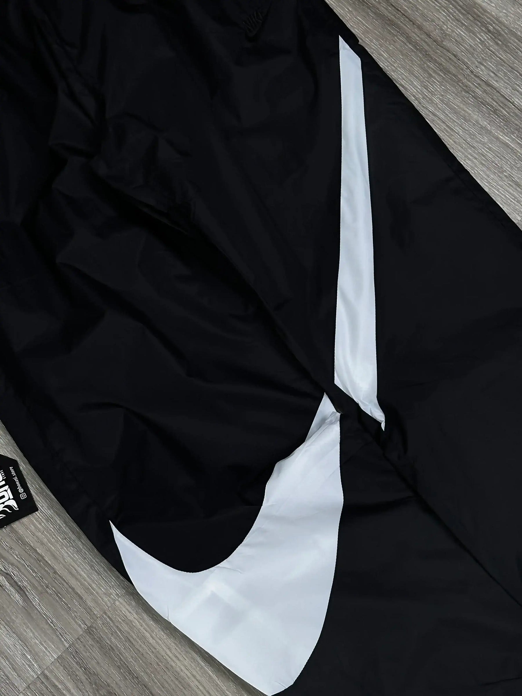 CALÇA NK TACTEL IMPERMEÁVEL BIG SWOOSH - PRETA