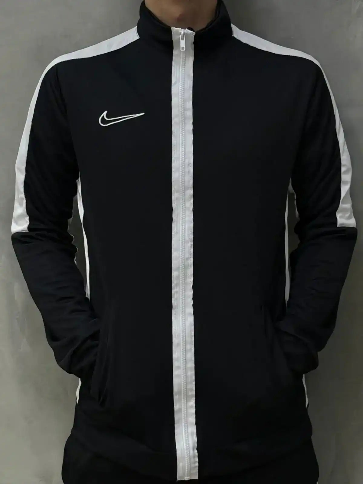 JAQUETA NK DRI-FIT - PRETA