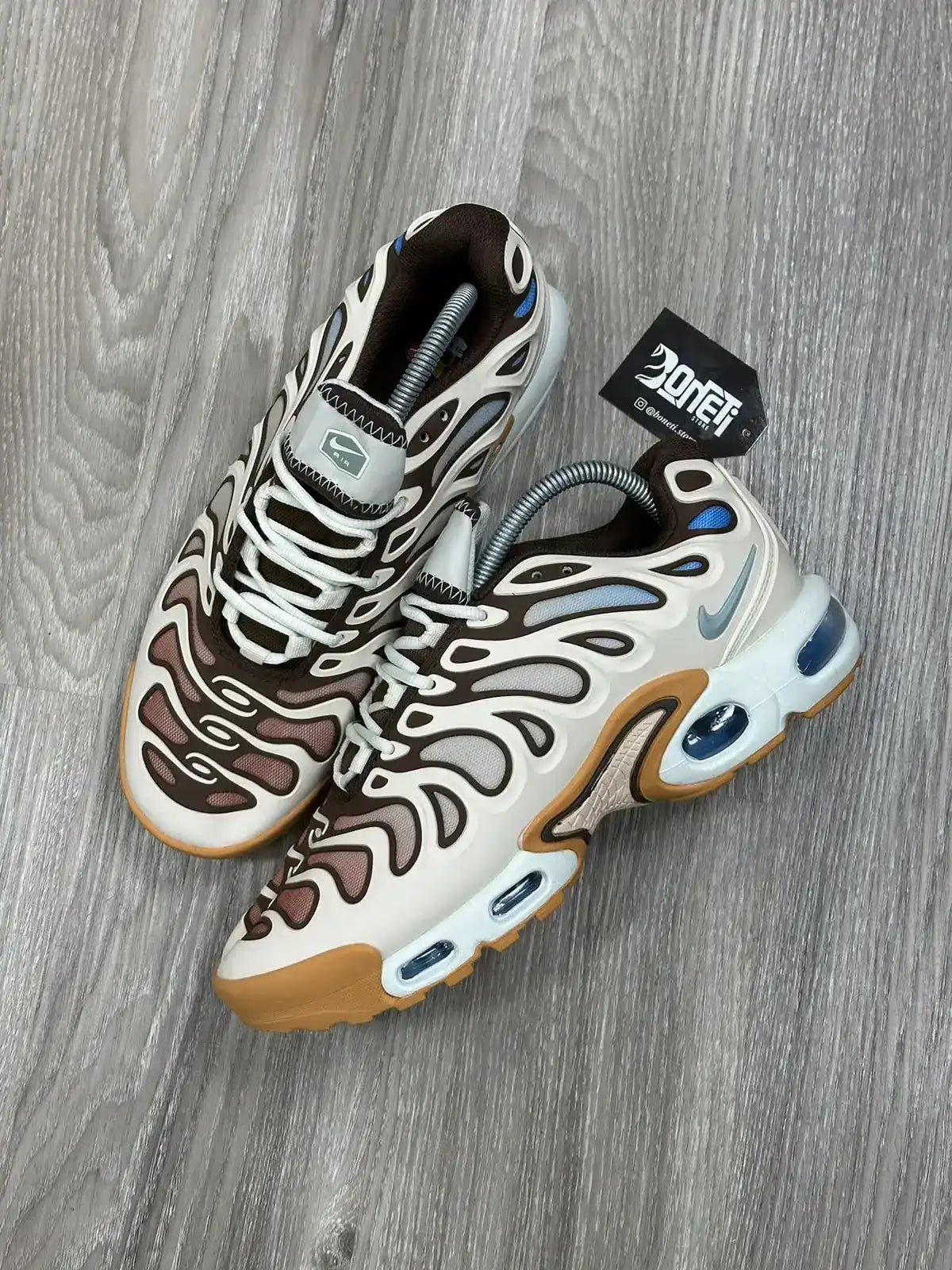 TÊNIS NK AIR MAX PLUS TN - DRIFT CACAO