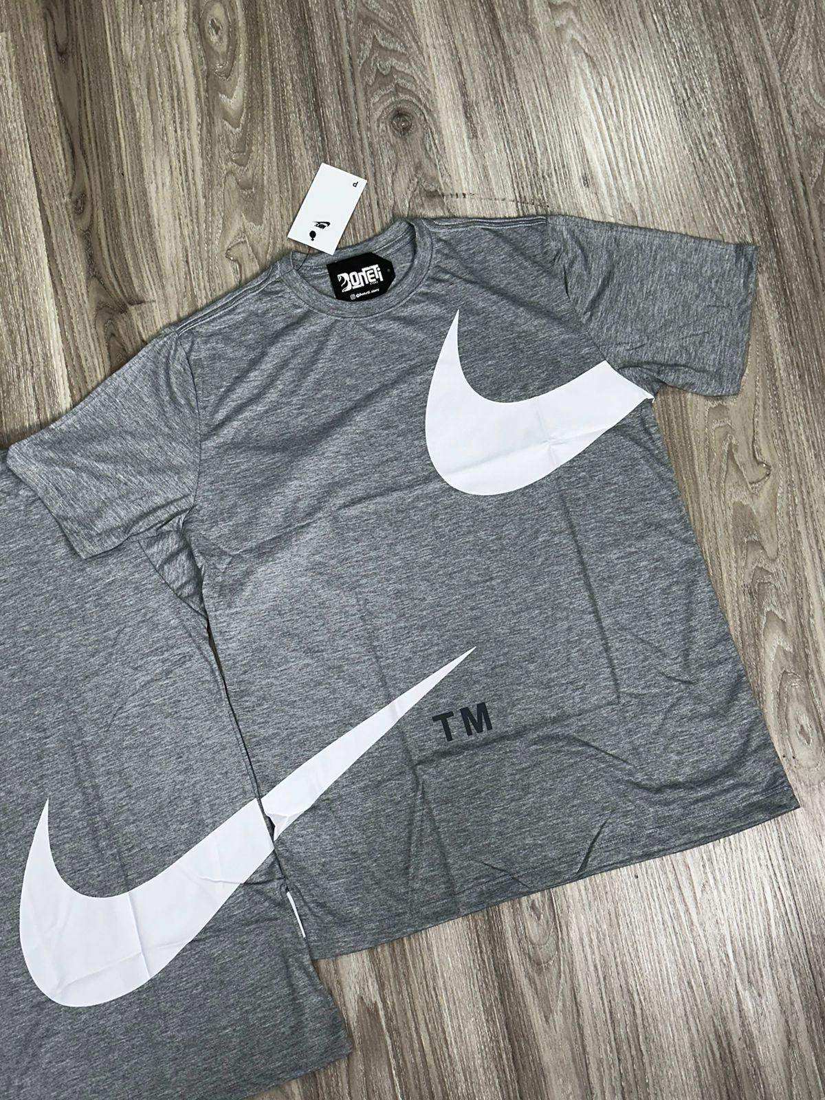 CAMISETA NK BIG SWOOSH TM - CINZA