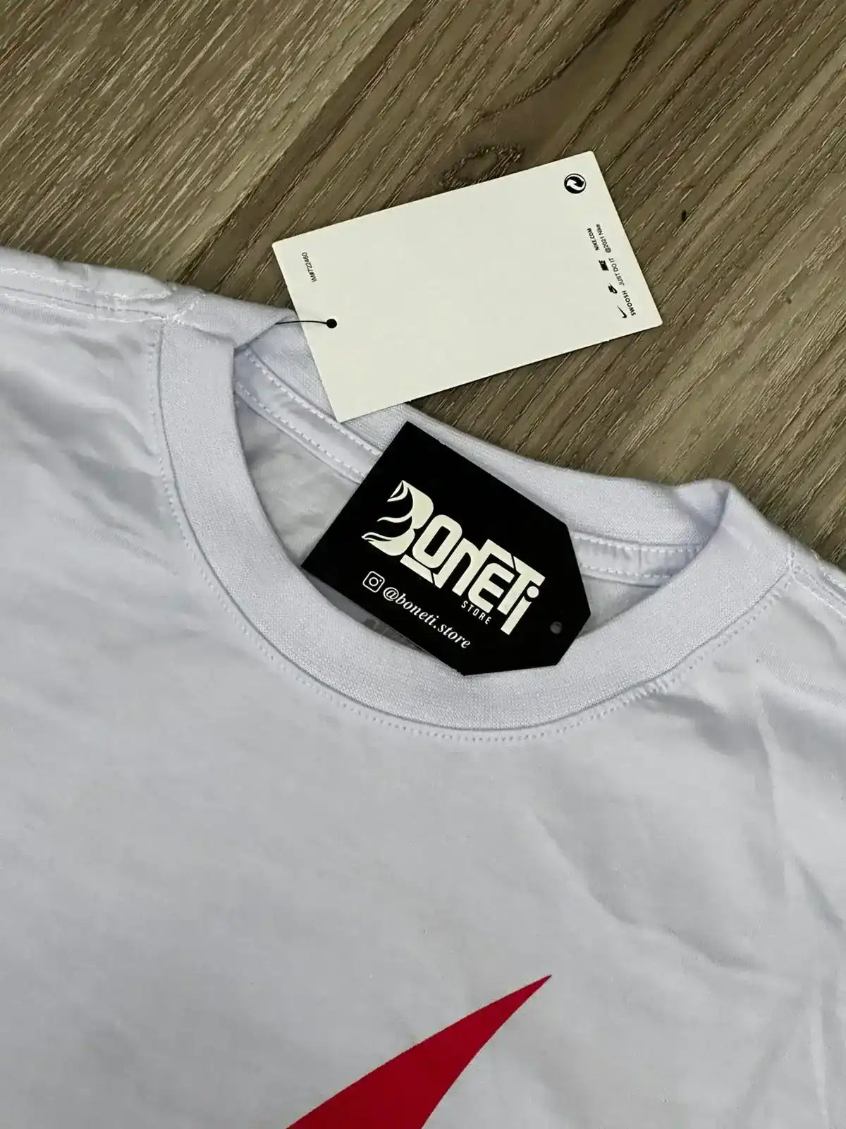 CAMISETA NK BIG SWOOSH TM - BRANCO E VERMELHO