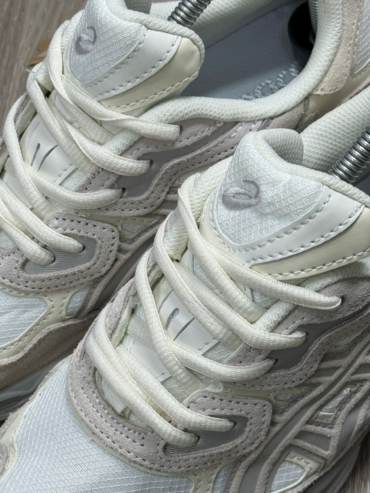 TÊNIS ASICS GEL NYC - BEGE