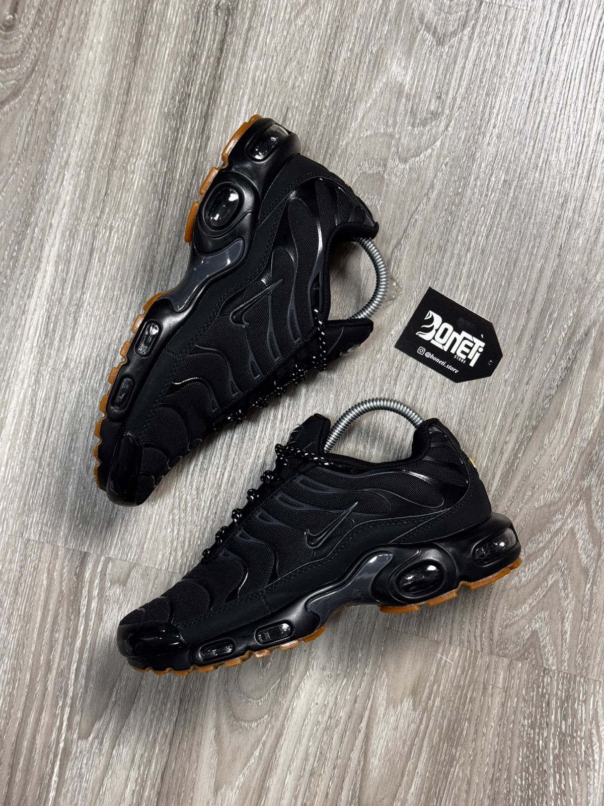 TÊNIS NK AIR MAX PLUS TN - BLACK GUM