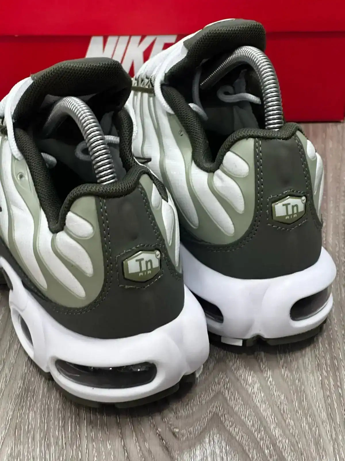 TÊNIS NK AIR MAX PLUS TN - BONE OLIVE GREEN