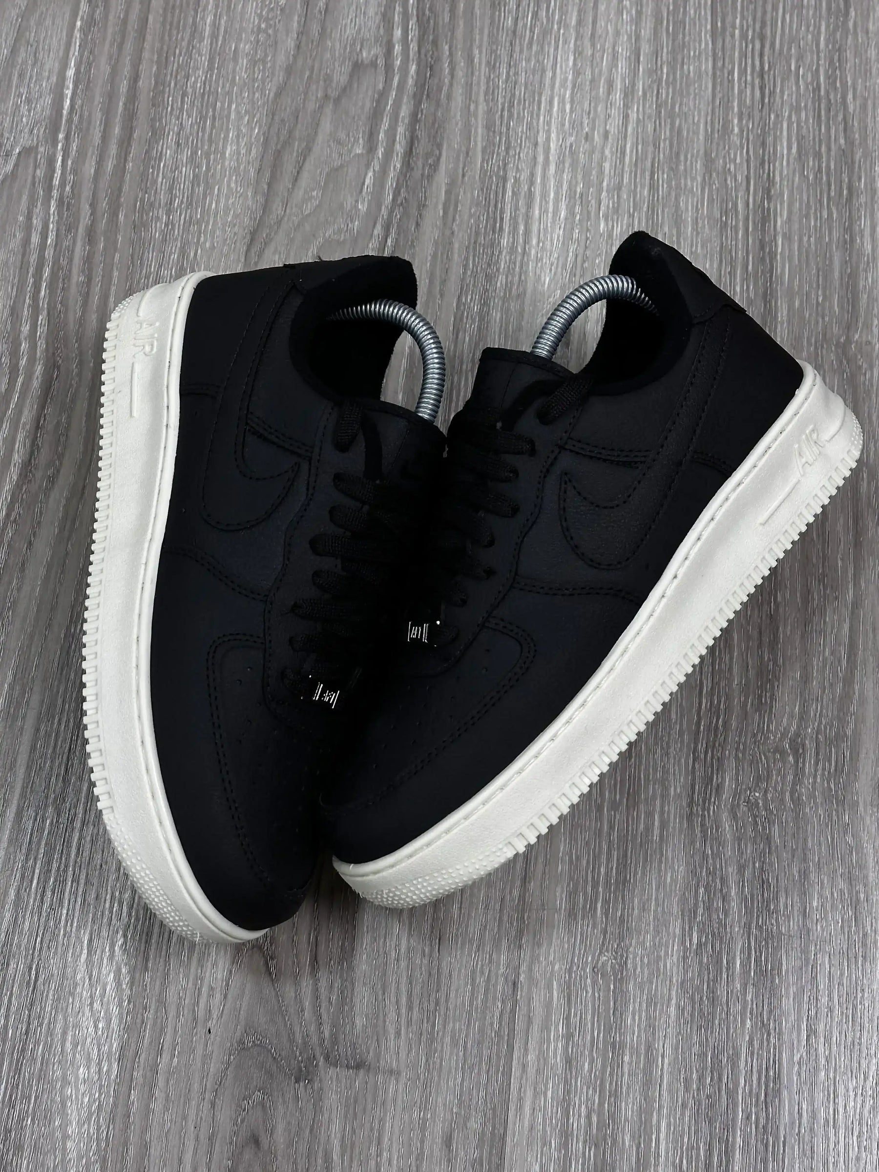 TÊNIS NK AIR FORCE 1 - BLACK SOLADO OFF