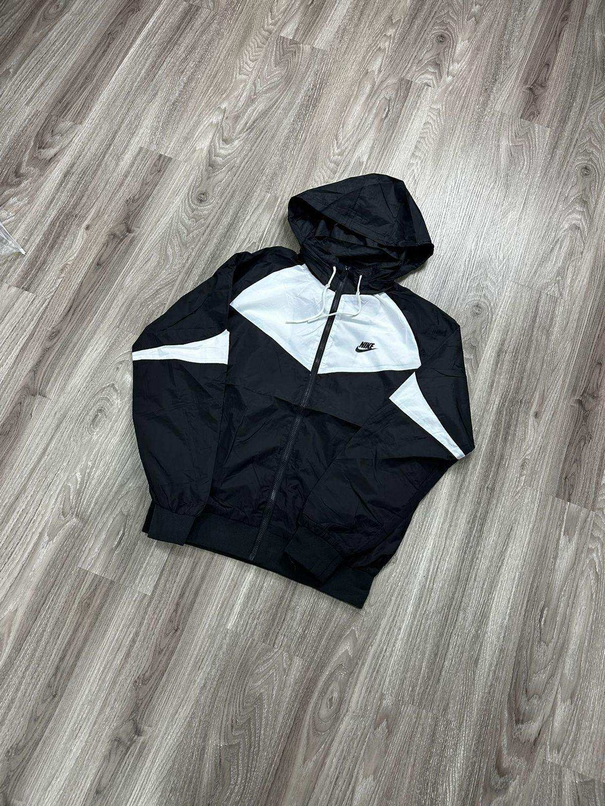 CORTA VENTO NK WINDRUNNER - PRETO/BRANCO