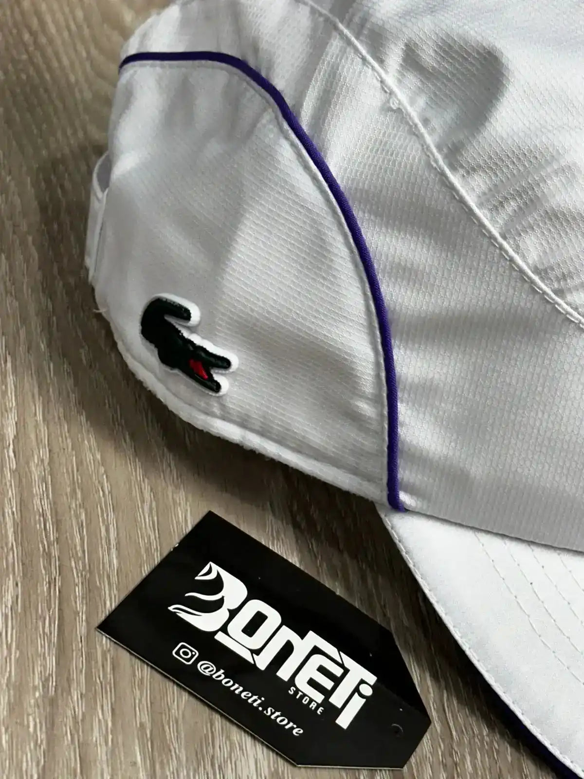 BONÉ LCST TENNIS - BRANCO LISTRA ROXA