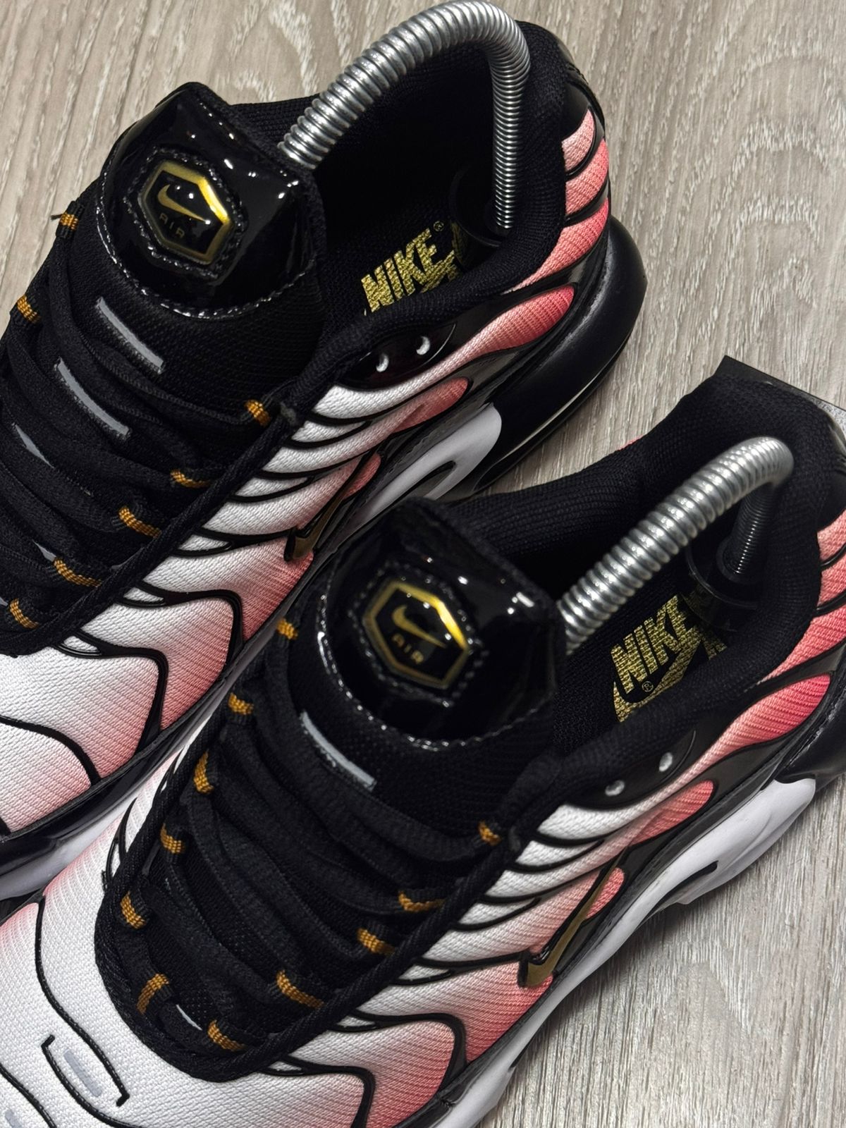TÊNIS NK AIR MAX PLUS TN - SISTERHOOD