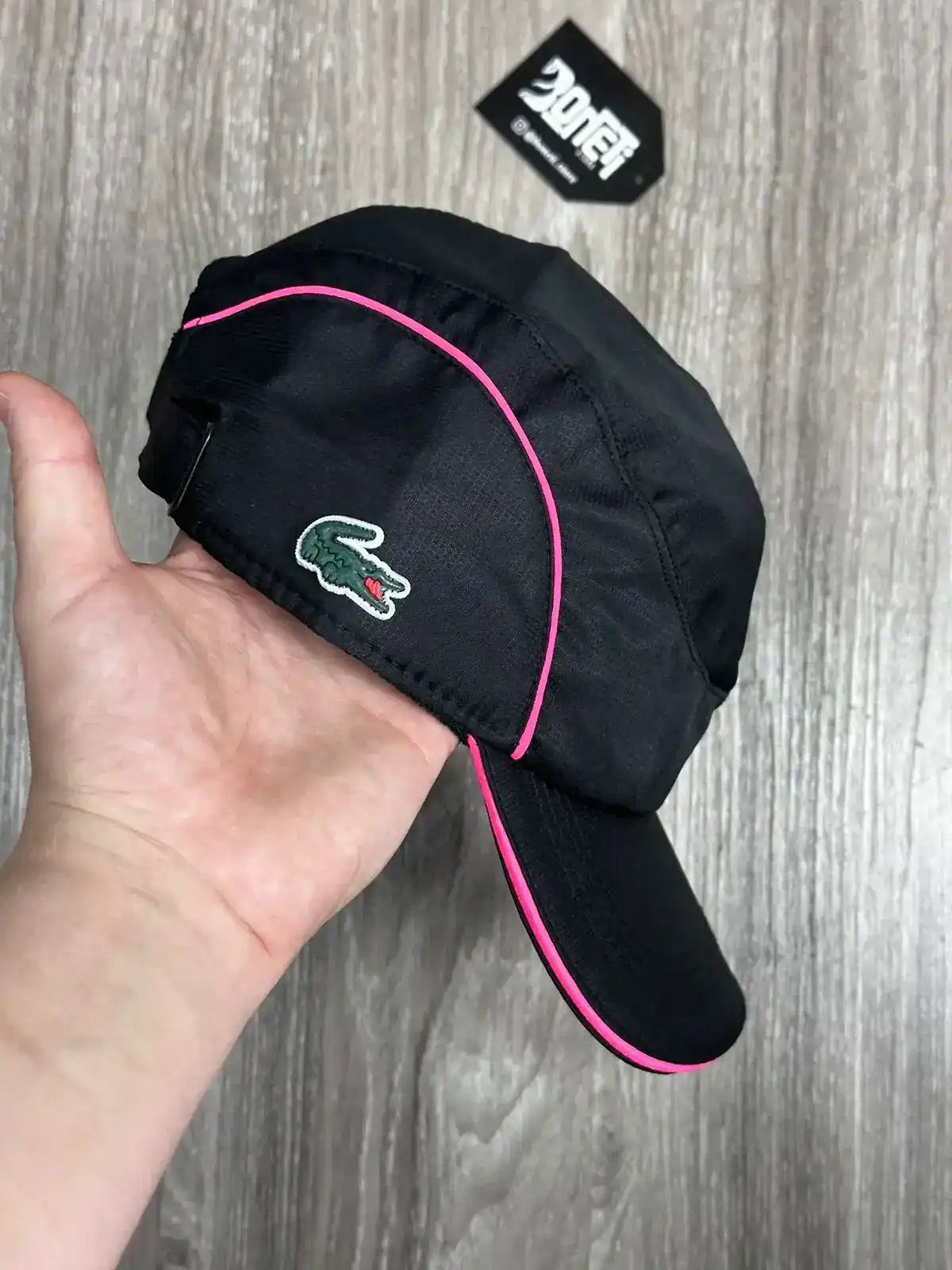 BONÉ LCST TENNIS - PRETO LISTRA ROSA