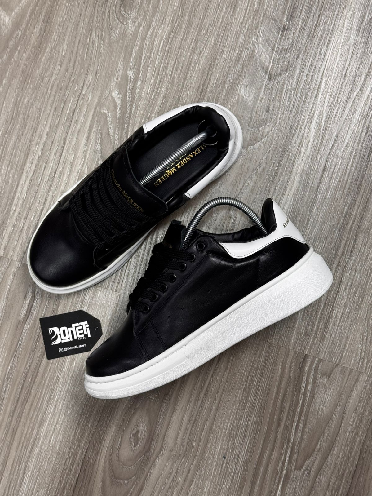 TÊNIS MCQUEEN COURO - PRETO E BRANCO