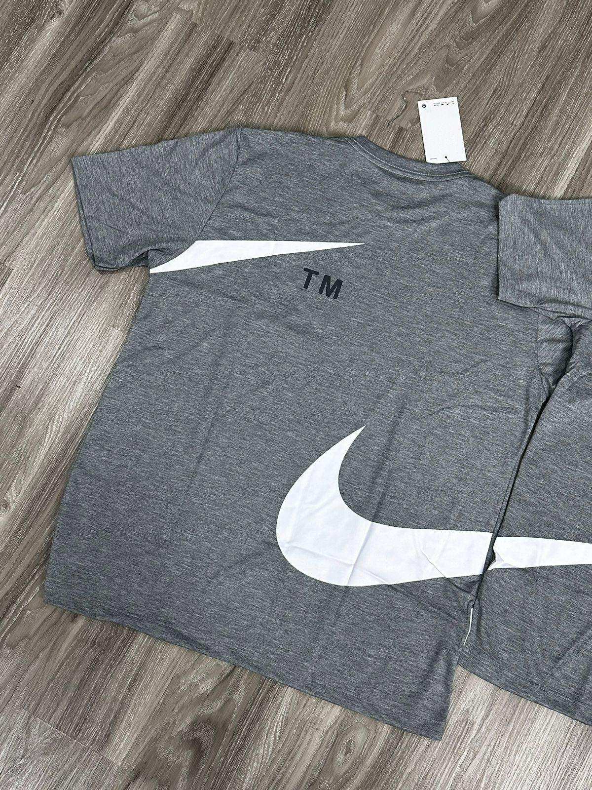 CAMISETA NK BIG SWOOSH TM - CINZA