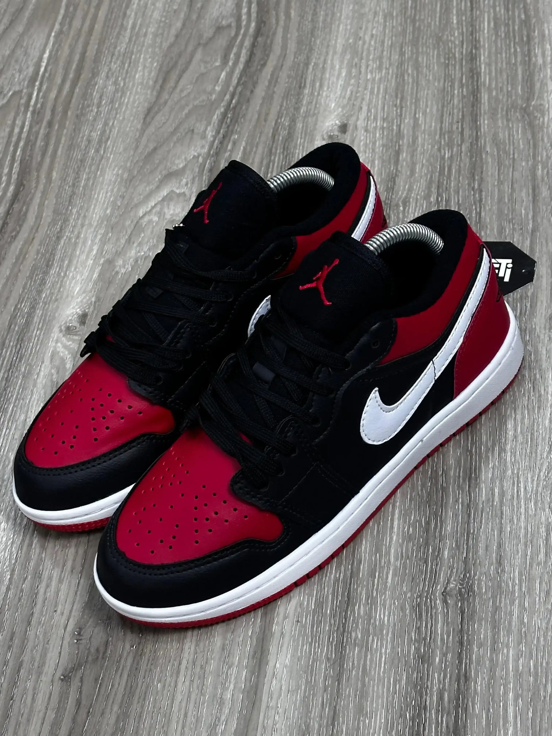 TÊNIS NK JORDAN 1 - PRETO E VERMELHO