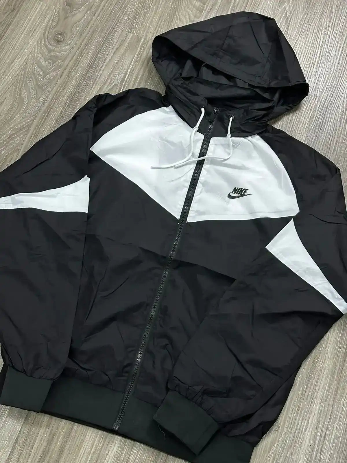 CORTA VENTO NK WINDRUNNER - PRETO/BRANCO