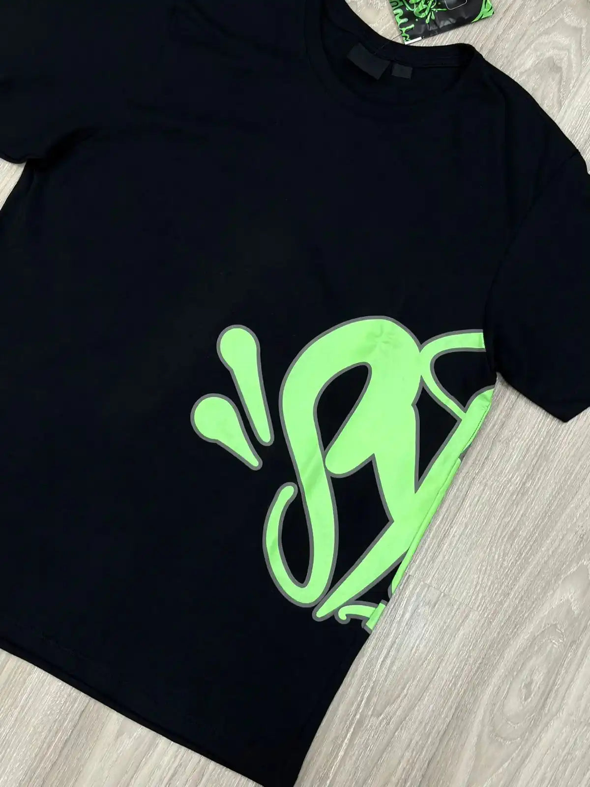 CAMISETA SYNA WORLD LOGO - BLACK NEON