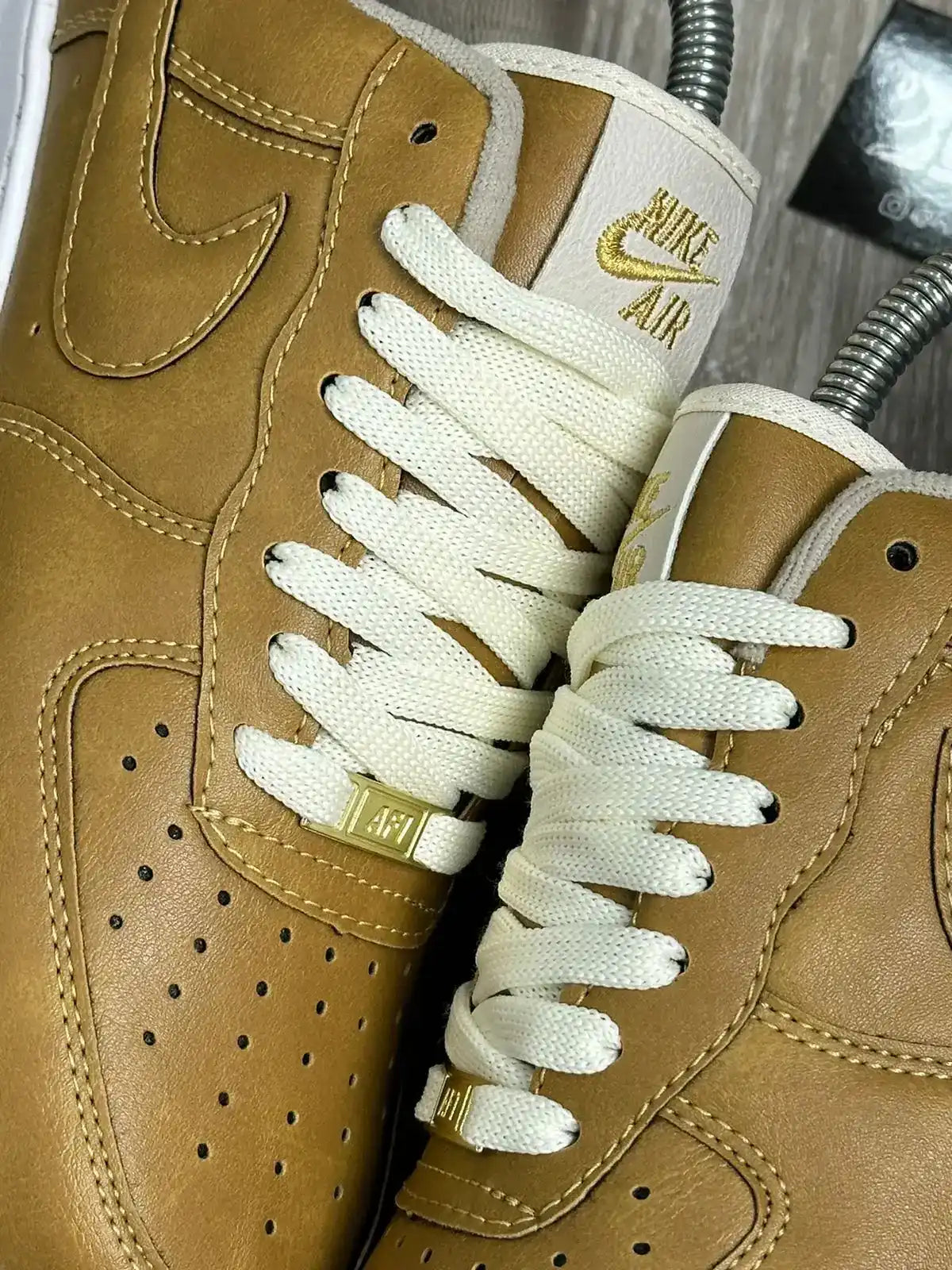 TÊNIS NK AIR FORCE 1 - MUSTARD