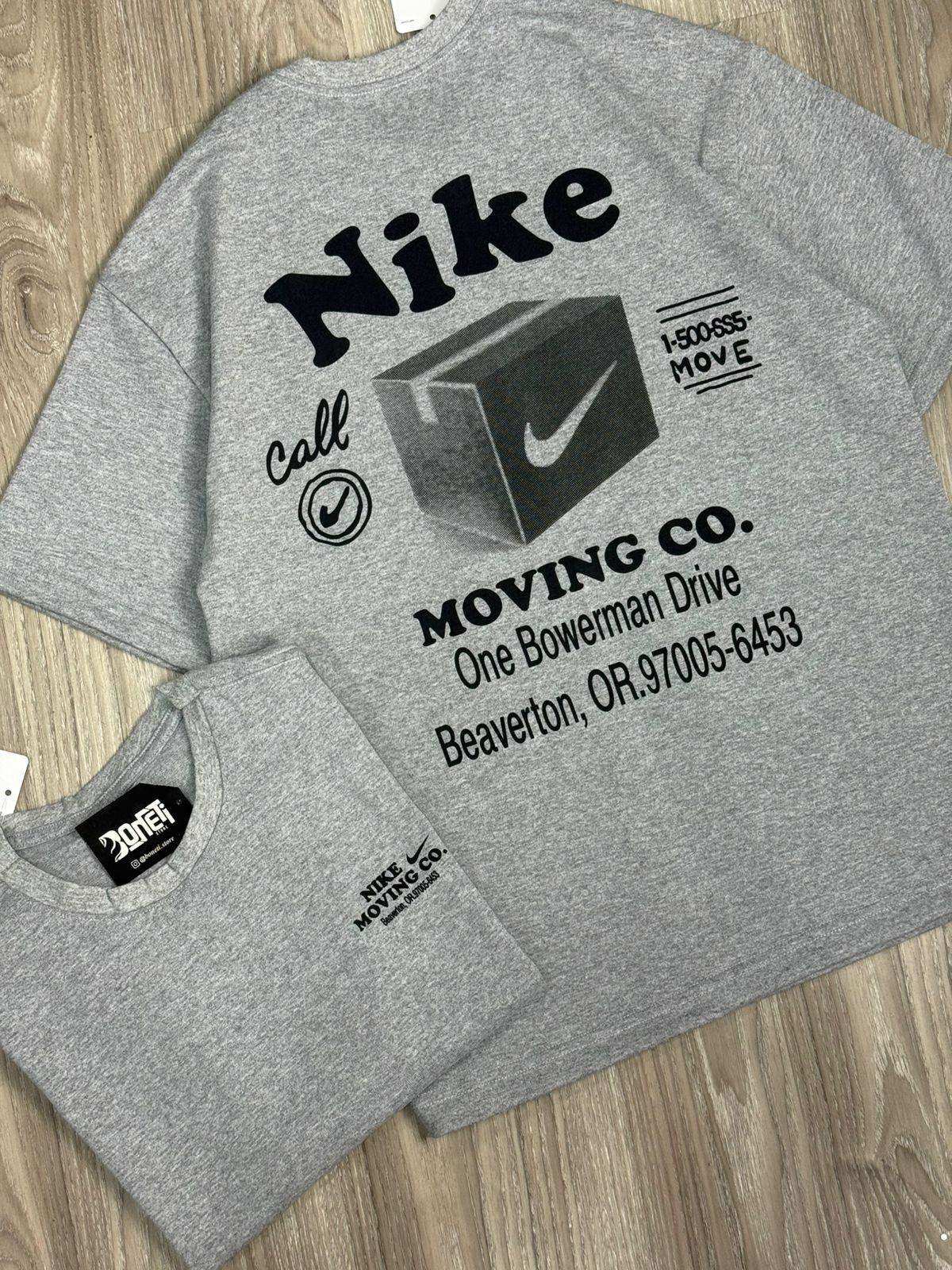 CAMISETA OVERSIZED NK MOVING CO - CINZA
