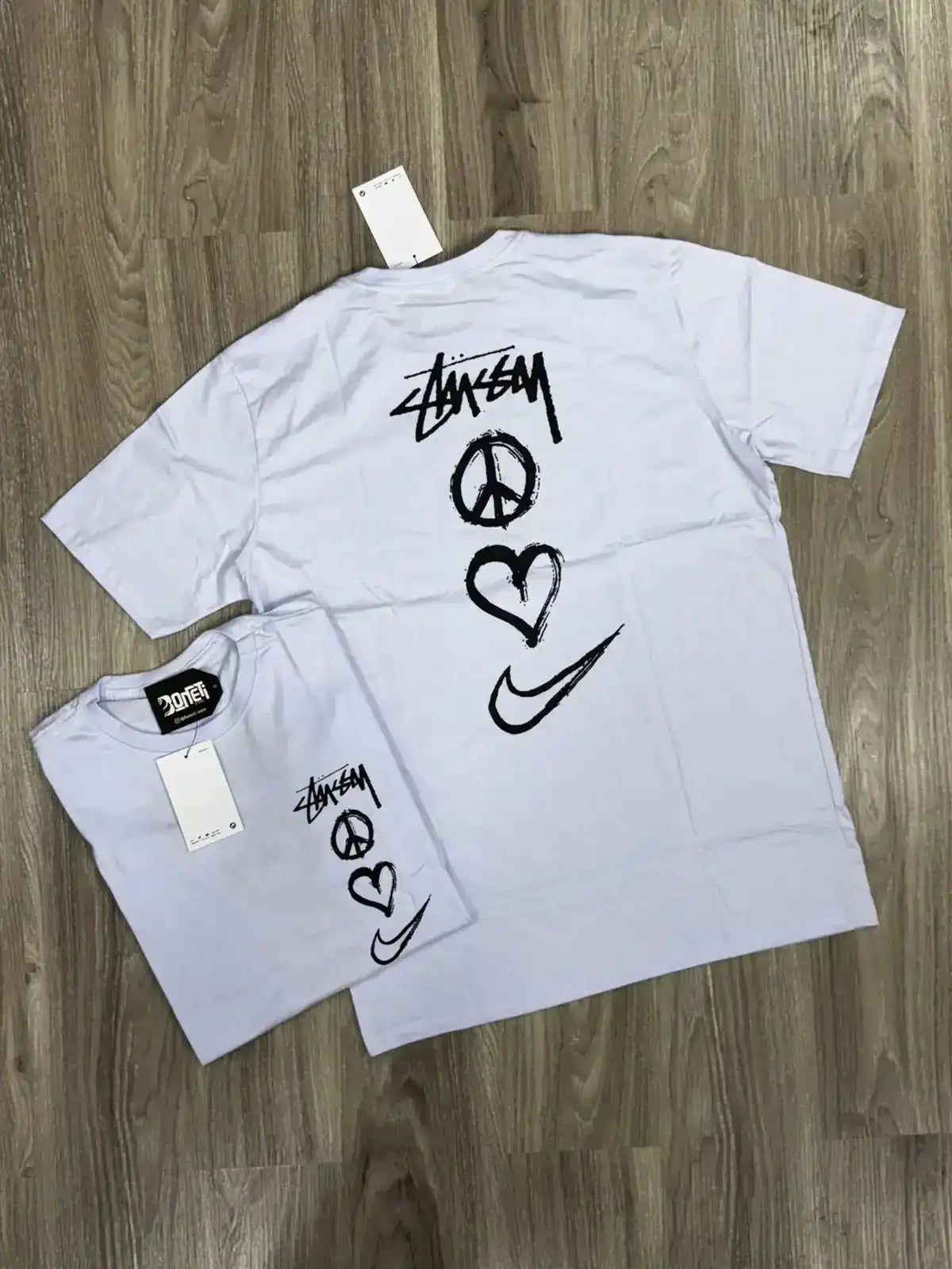 CAMISETA NK X STUSSY PEACE - BRANCA