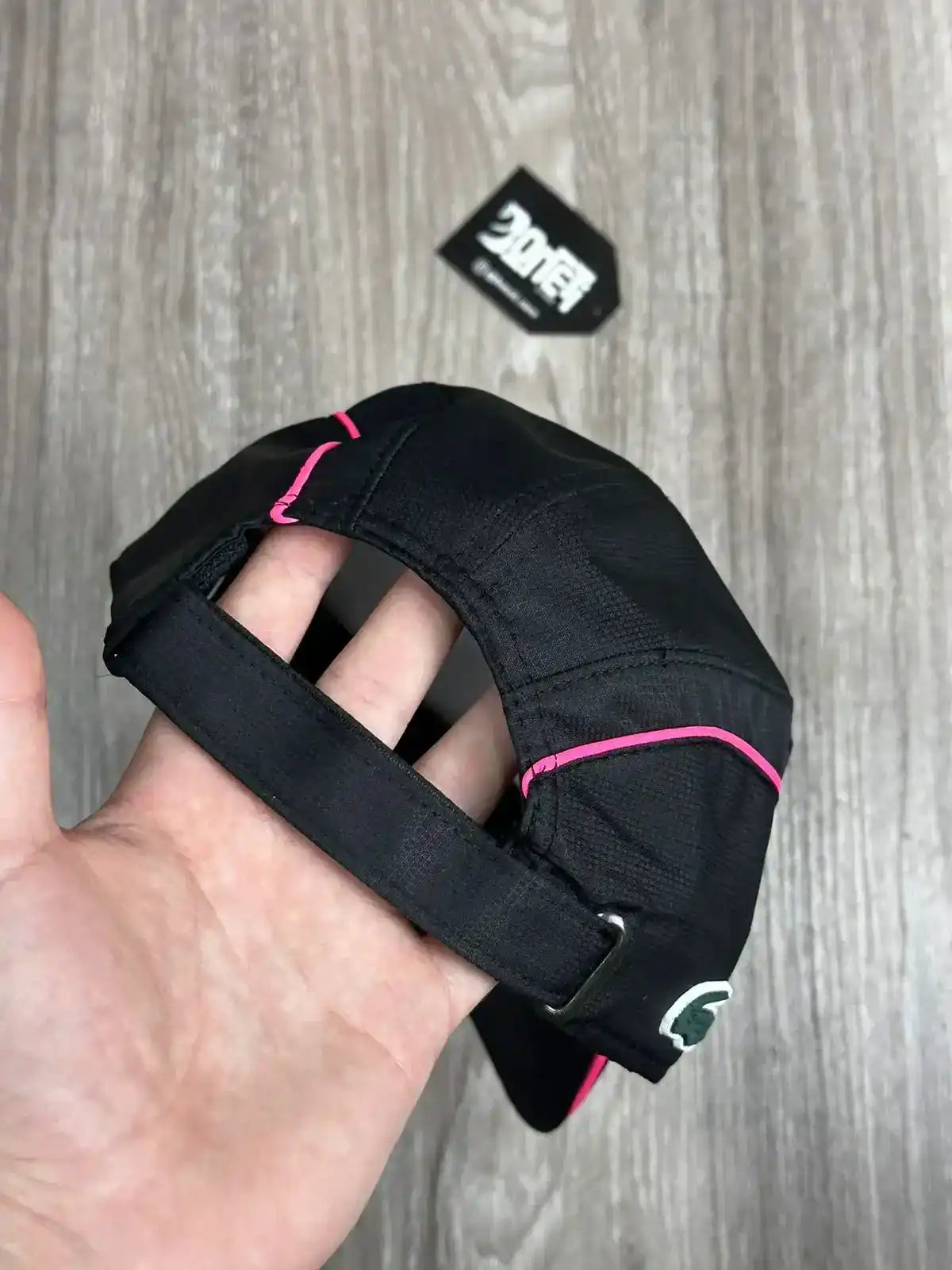 BONÉ LCST TENNIS - PRETO LISTRA ROSA