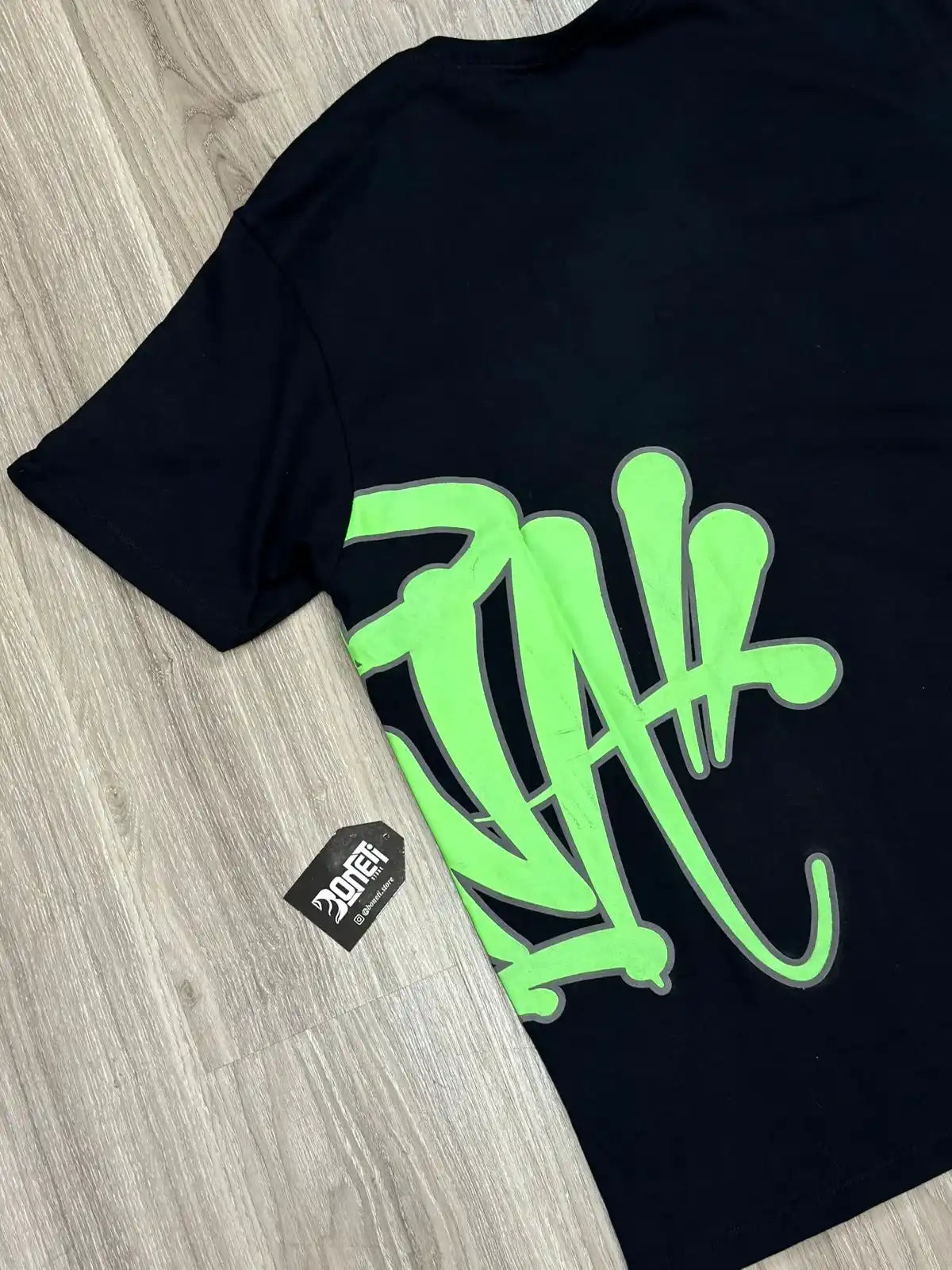 CAMISETA SYNA WORLD LOGO - BLACK NEON