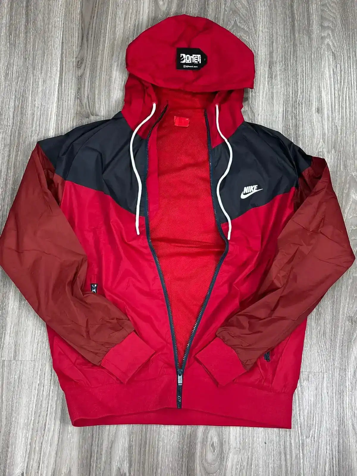 CORTA VENTO NK WINDRUNNER - VERMELHO E PRETO