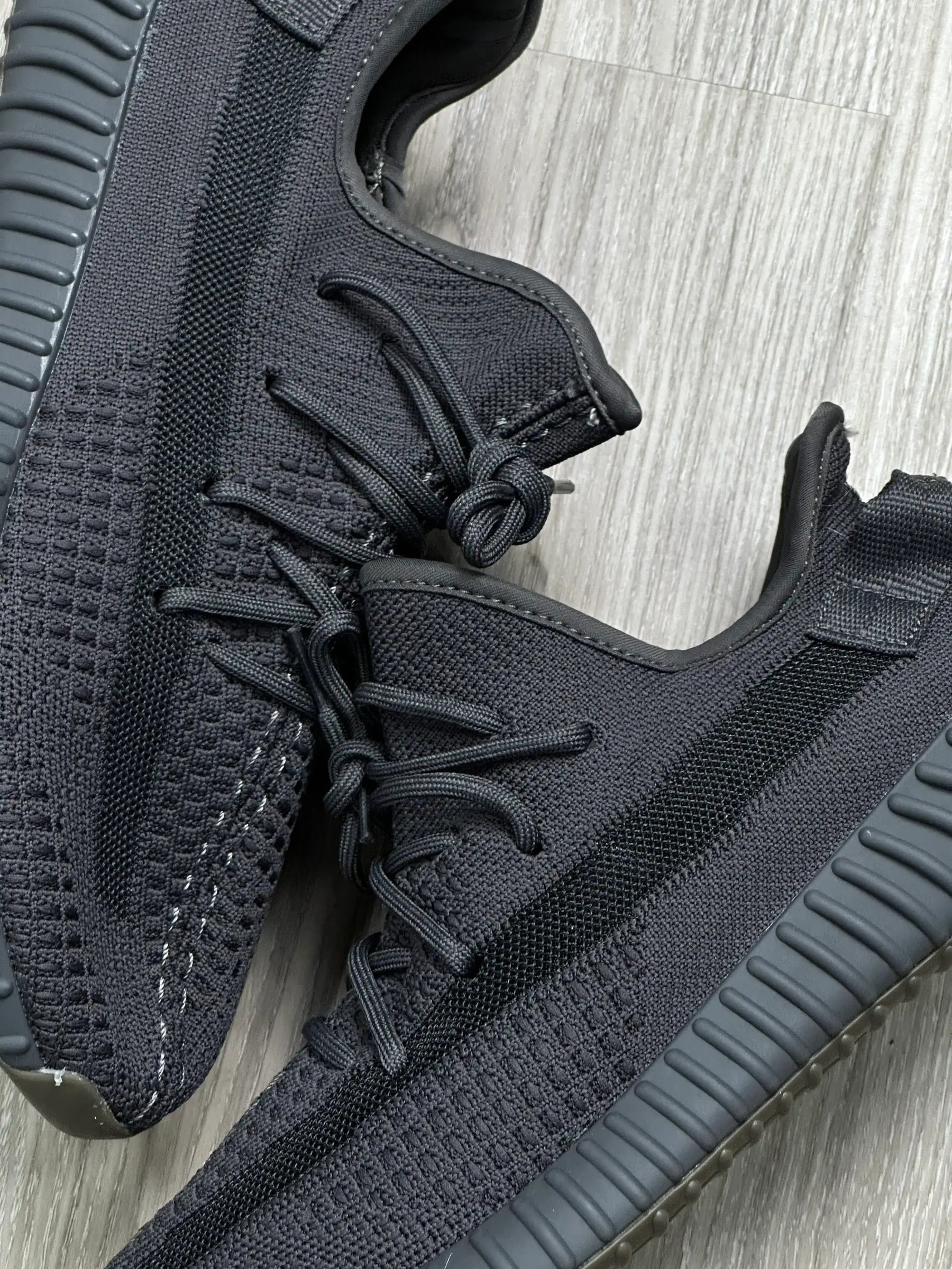 TÊNIS YEEZY BOOST 350 - PRETO
