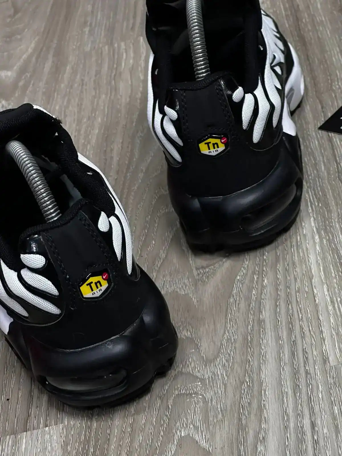 TÊNIS NK AIR MAX PLUS TN - OREO