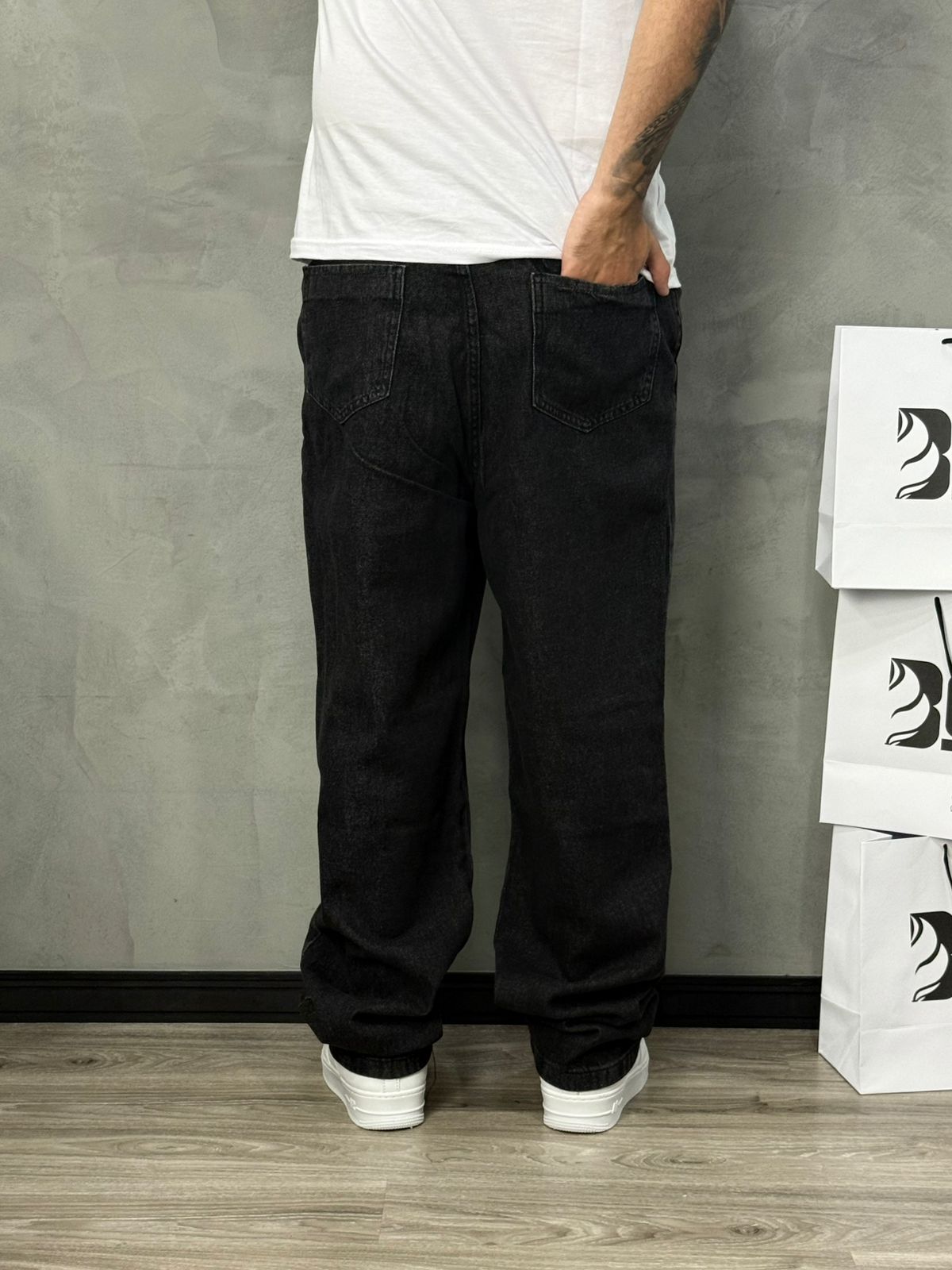 CALÇA JEANS RETA PRETA - CARBON.CO