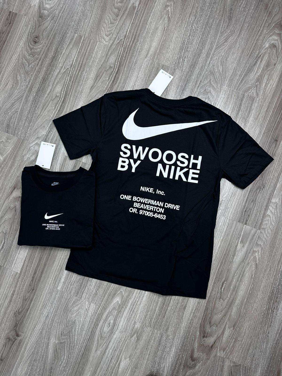 CAMISETA NK SWOOSH BY - PRETA