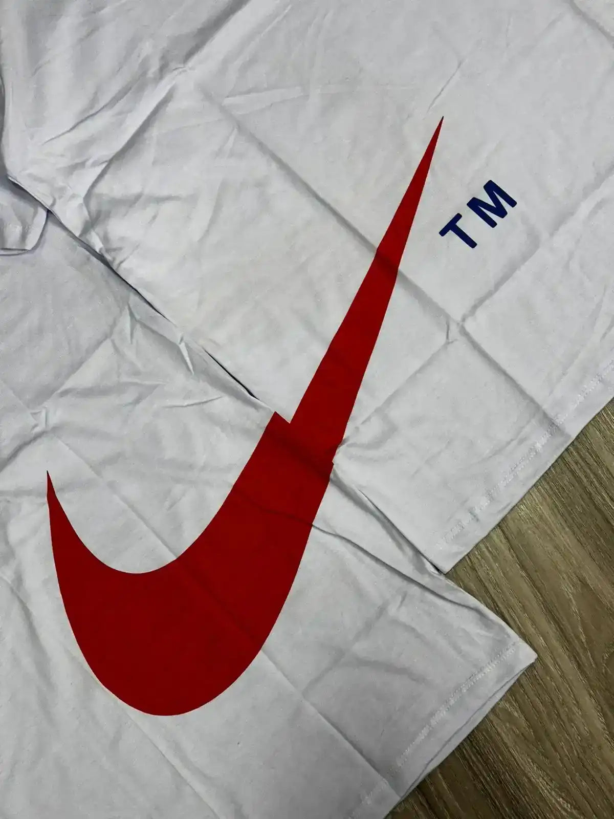 CAMISETA NK BIG SWOOSH TM - BRANCO E VERMELHO