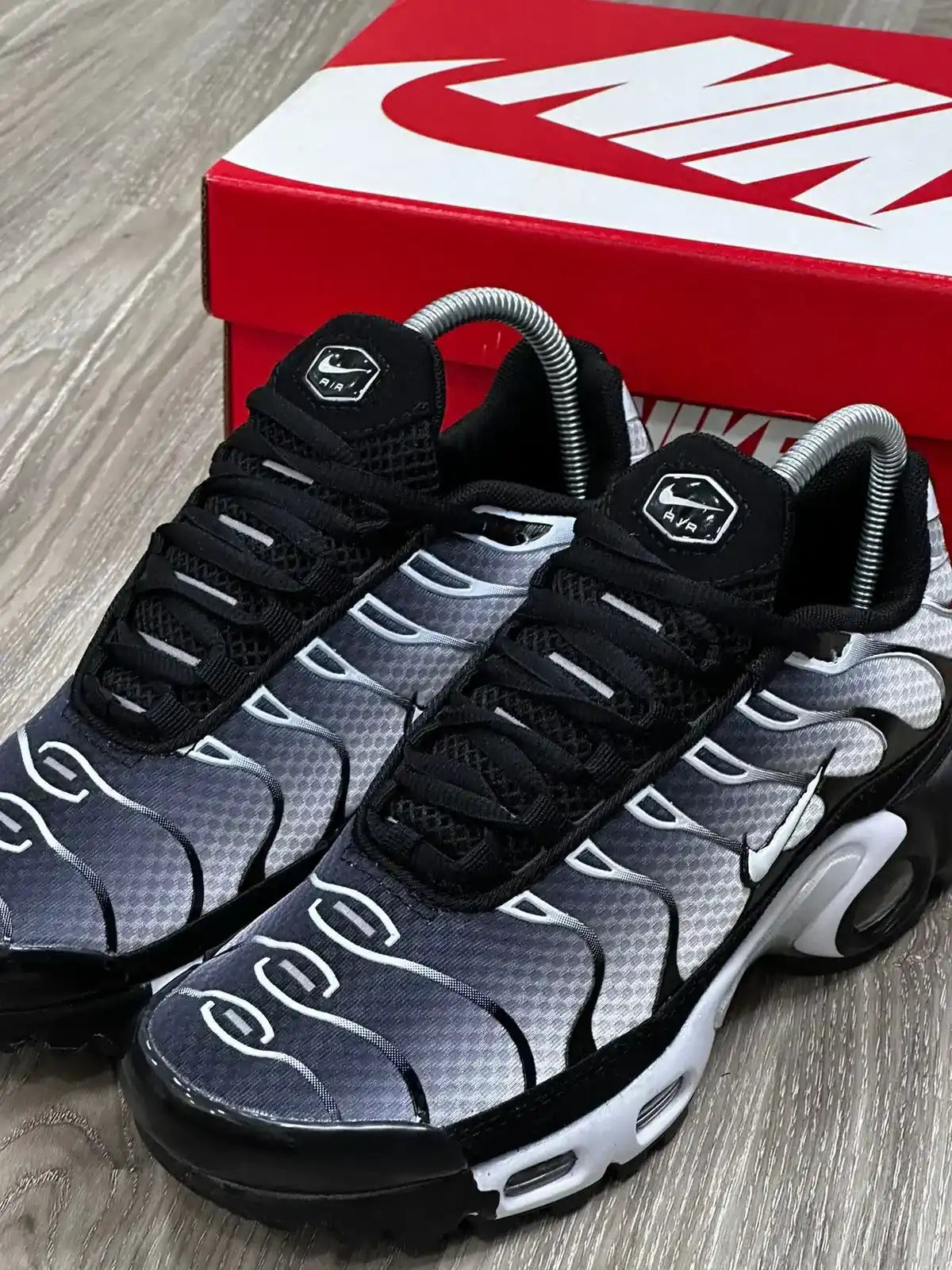 TÊNIS NK AIR MAX PLUS TN - METALLIC SILVER