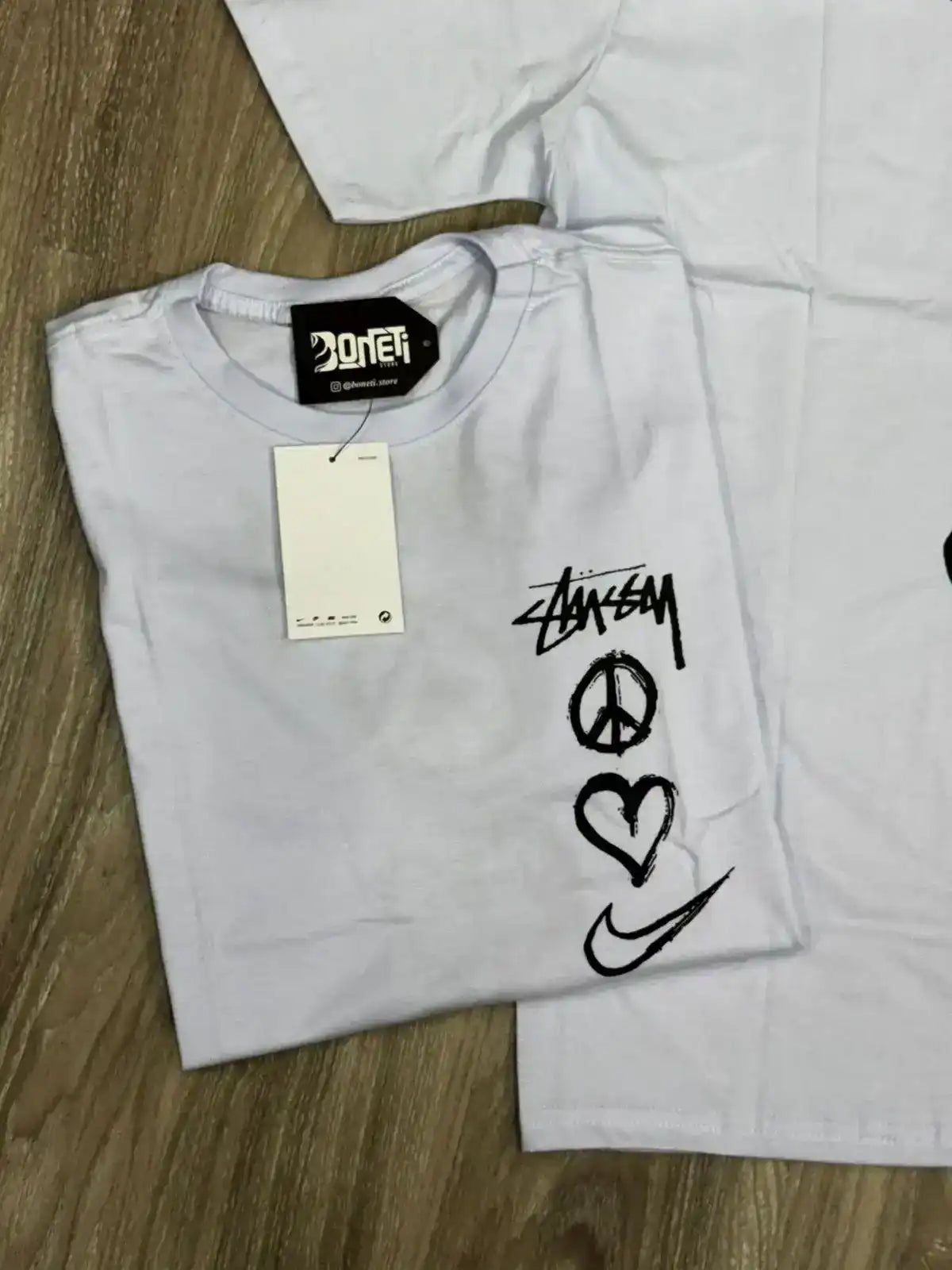 CAMISETA NK X STUSSY PEACE - BRANCA