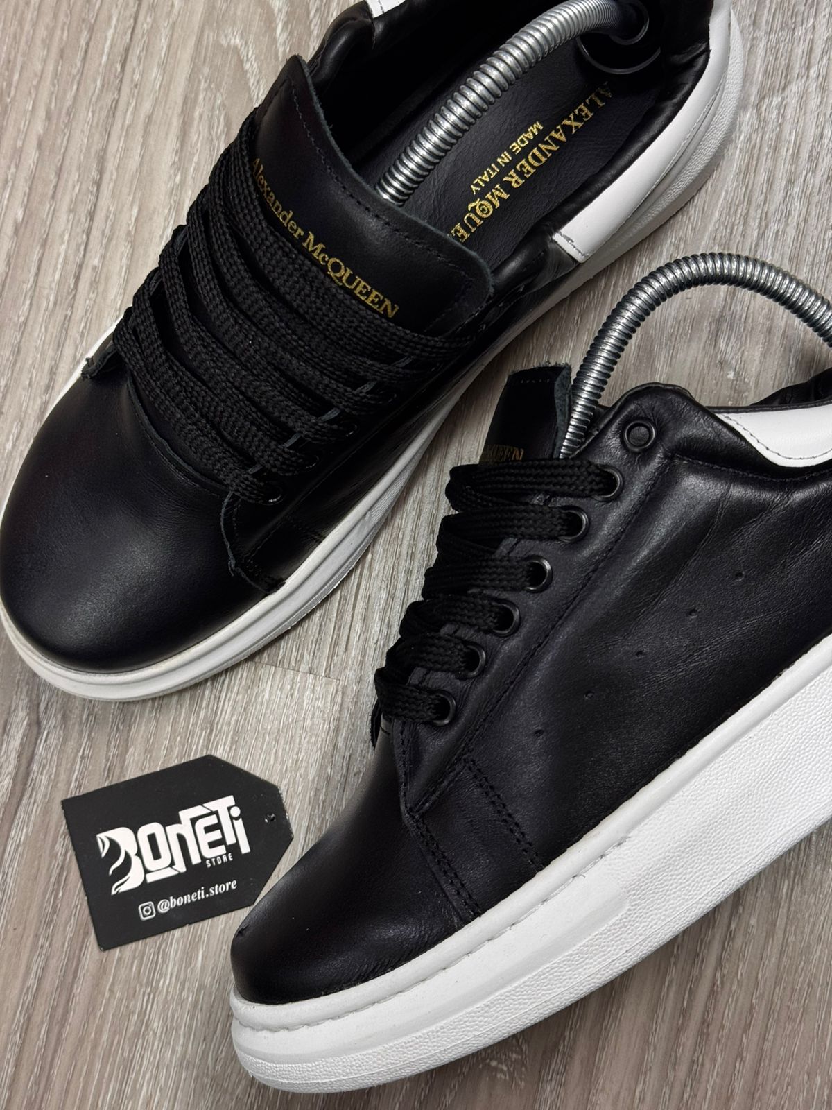 TÊNIS MCQUEEN COURO - PRETO E BRANCO