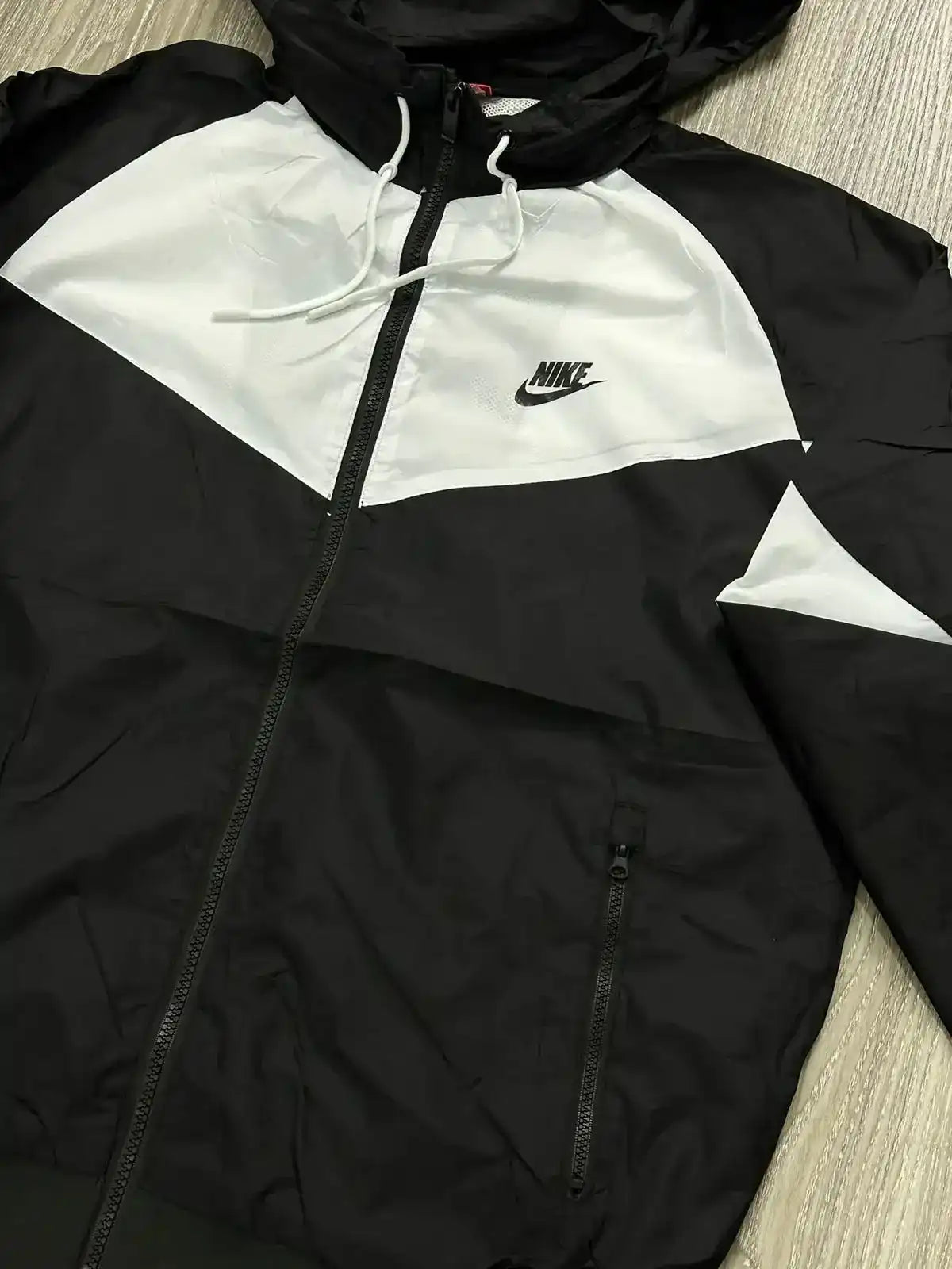 CORTA VENTO NK WINDRUNNER - PRETO/BRANCO