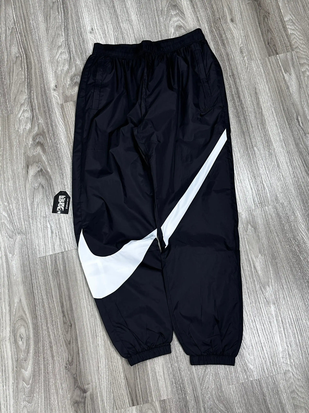 CALÇA NK TACTEL IMPERMEÁVEL BIG SWOOSH - PRETA