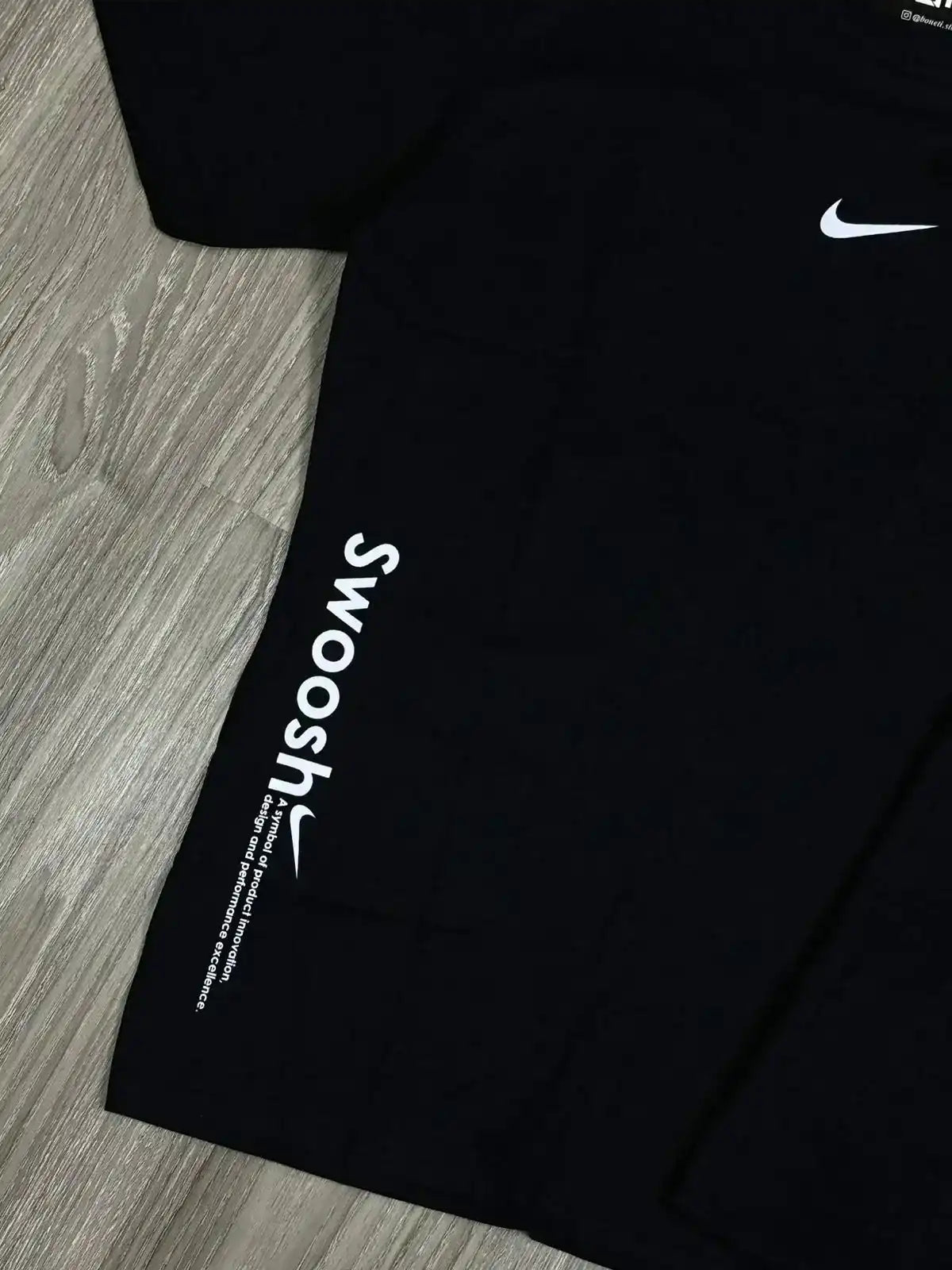 CAMISETA NK SWOOSH LATERAL - PRETA