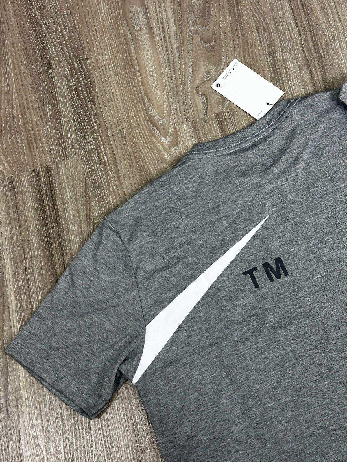 CAMISETA NK BIG SWOOSH TM - CINZA