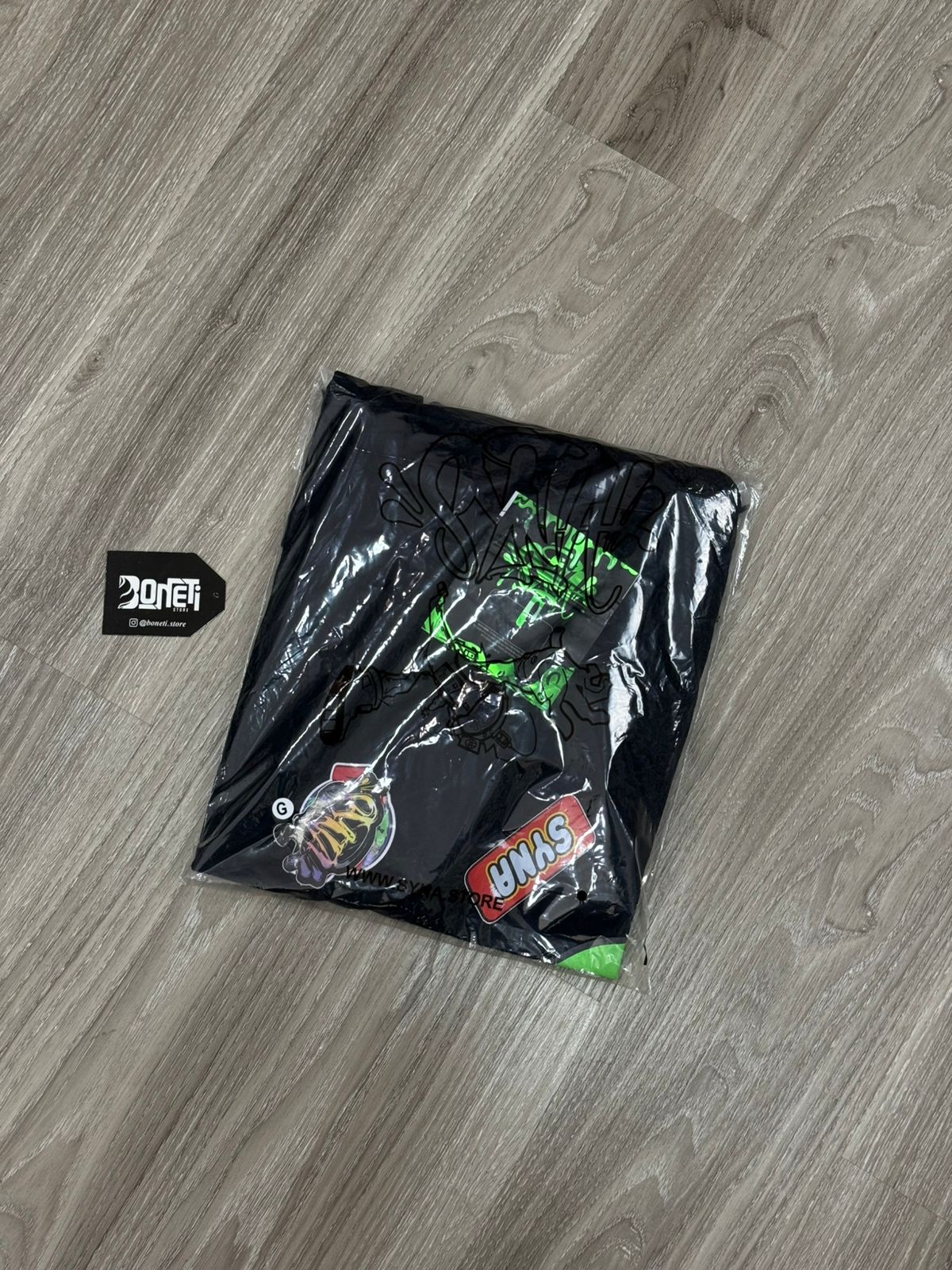 CAMISETA SYNA WORLD LOGO - BLACK NEON