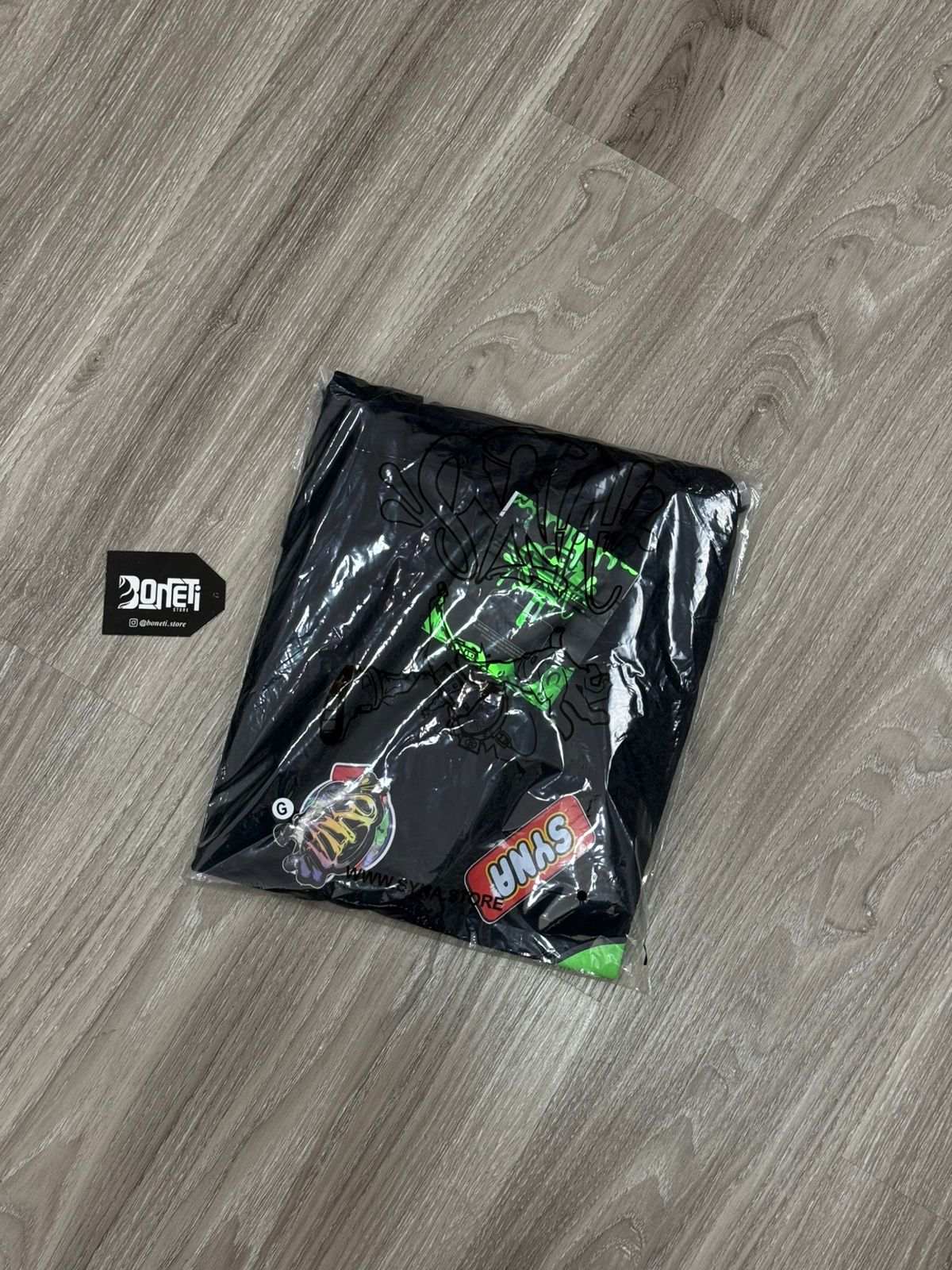 CAMISETA SYNA WORLD LOGO - BLACK NEON