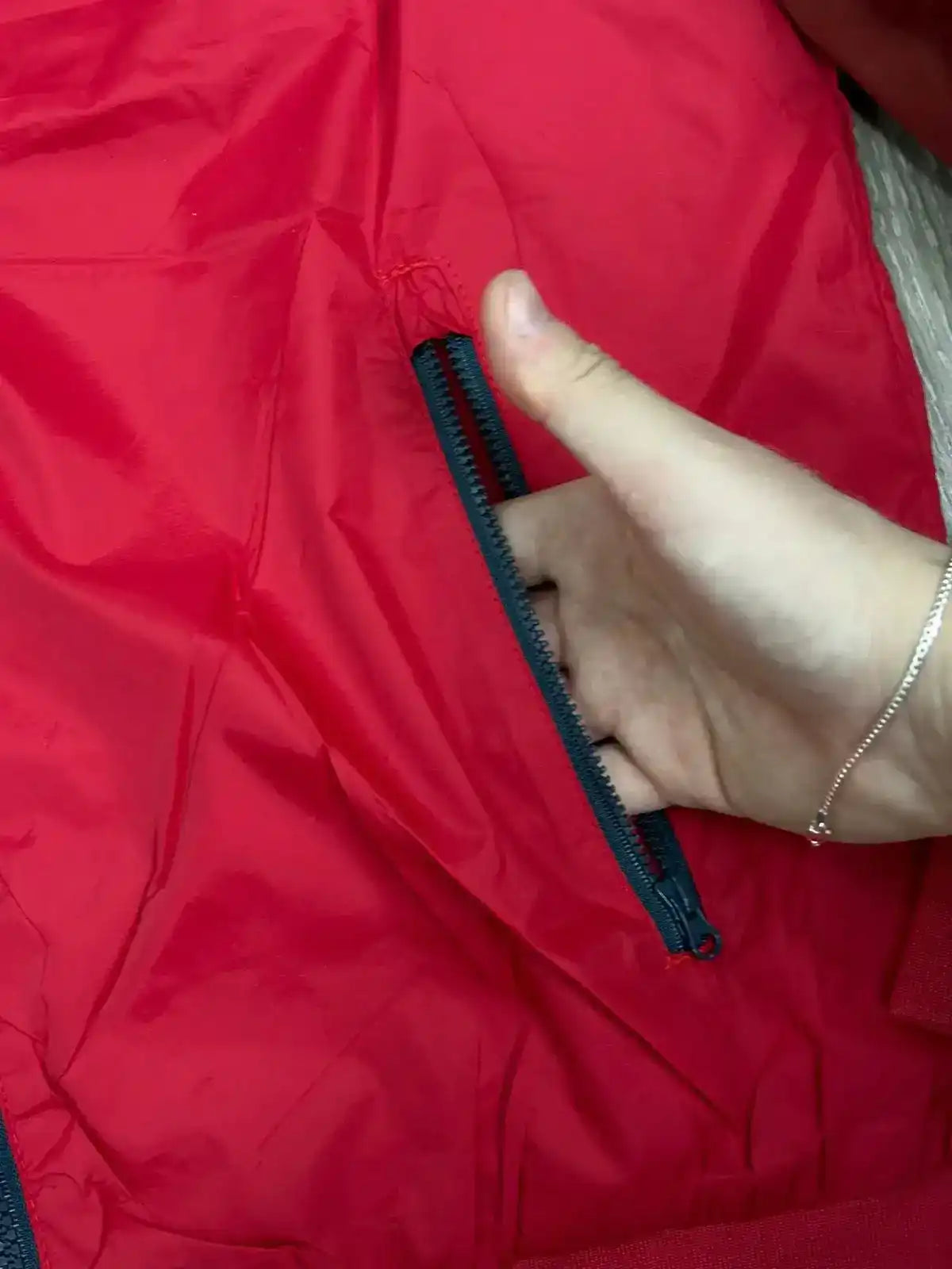 CORTA VENTO NK WINDRUNNER - VERMELHO E PRETO