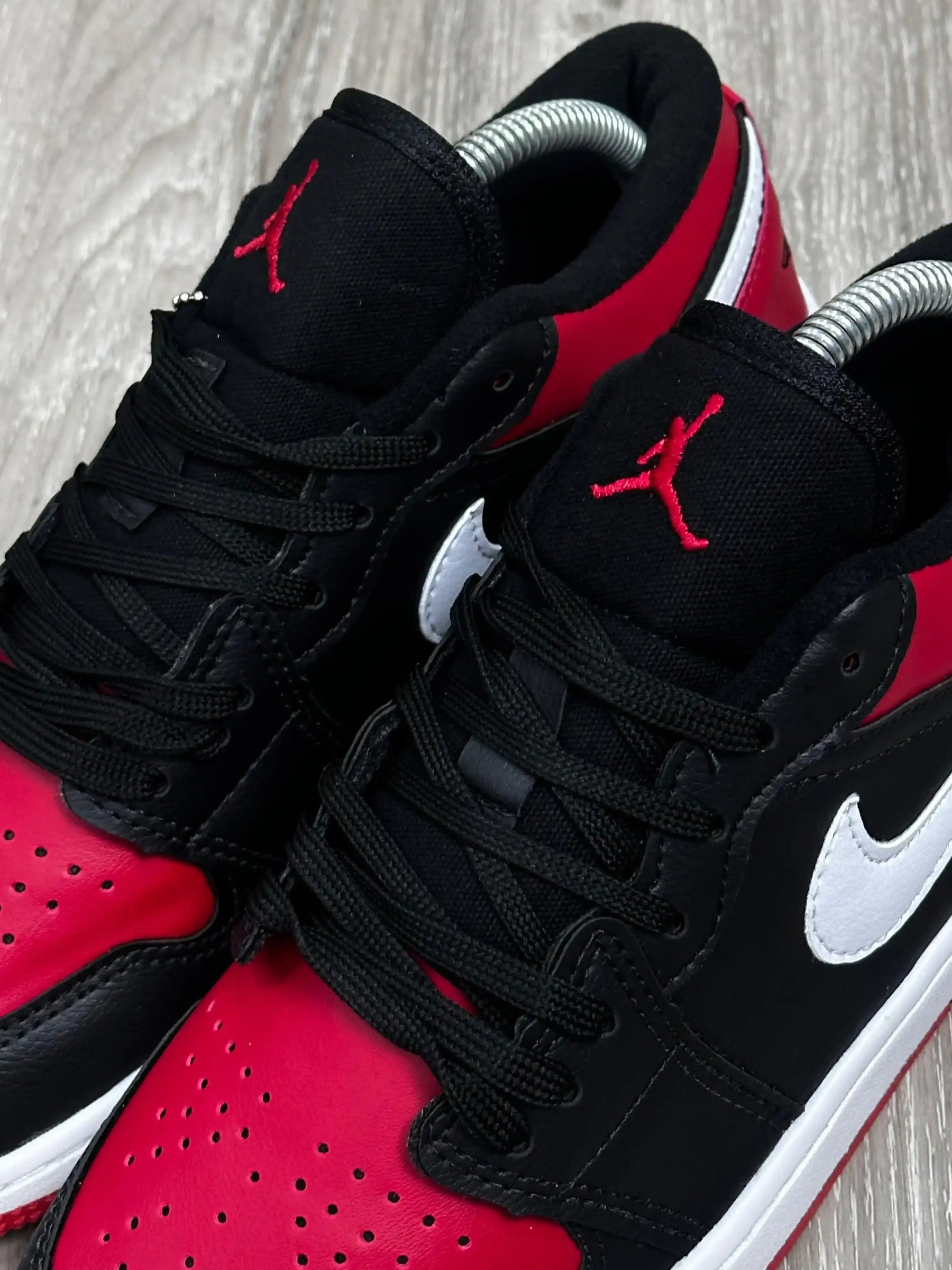 TÊNIS NK JORDAN 1 - PRETO E VERMELHO