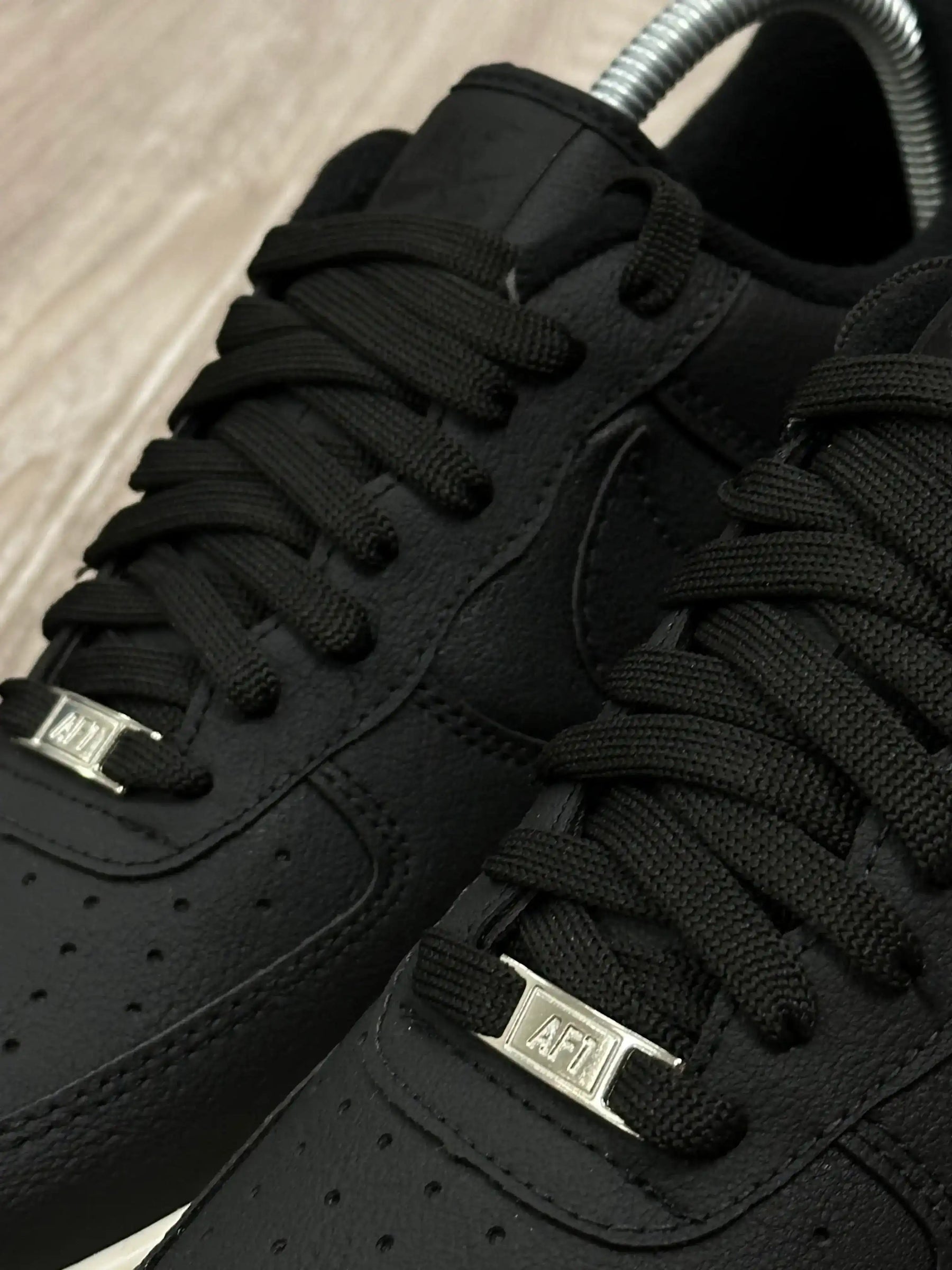 TÊNIS NK AIR FORCE 1 - BLACK SOLADO OFF