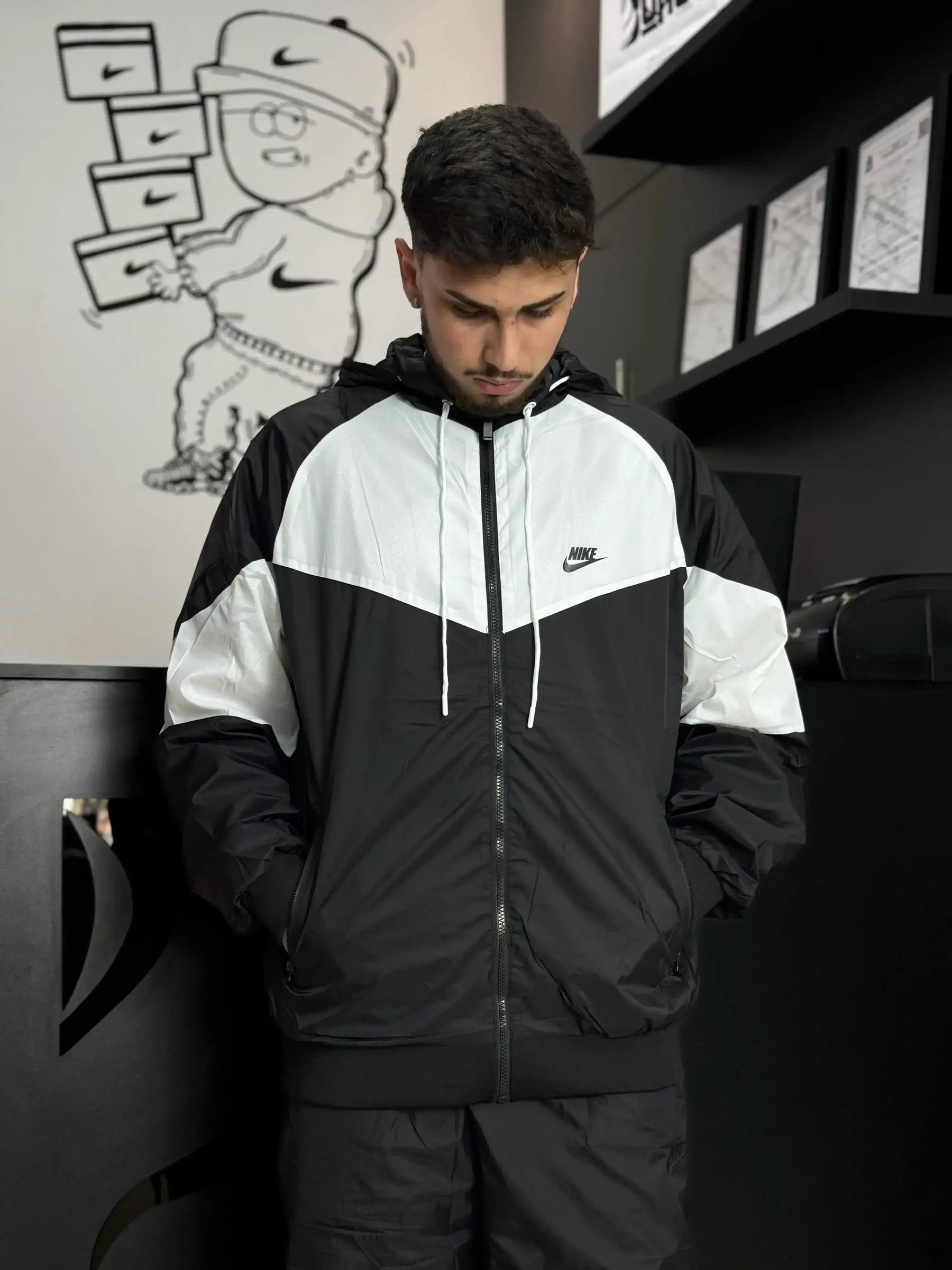 CORTA VENTO NK WINDRUNNER - PRETO/BRANCO