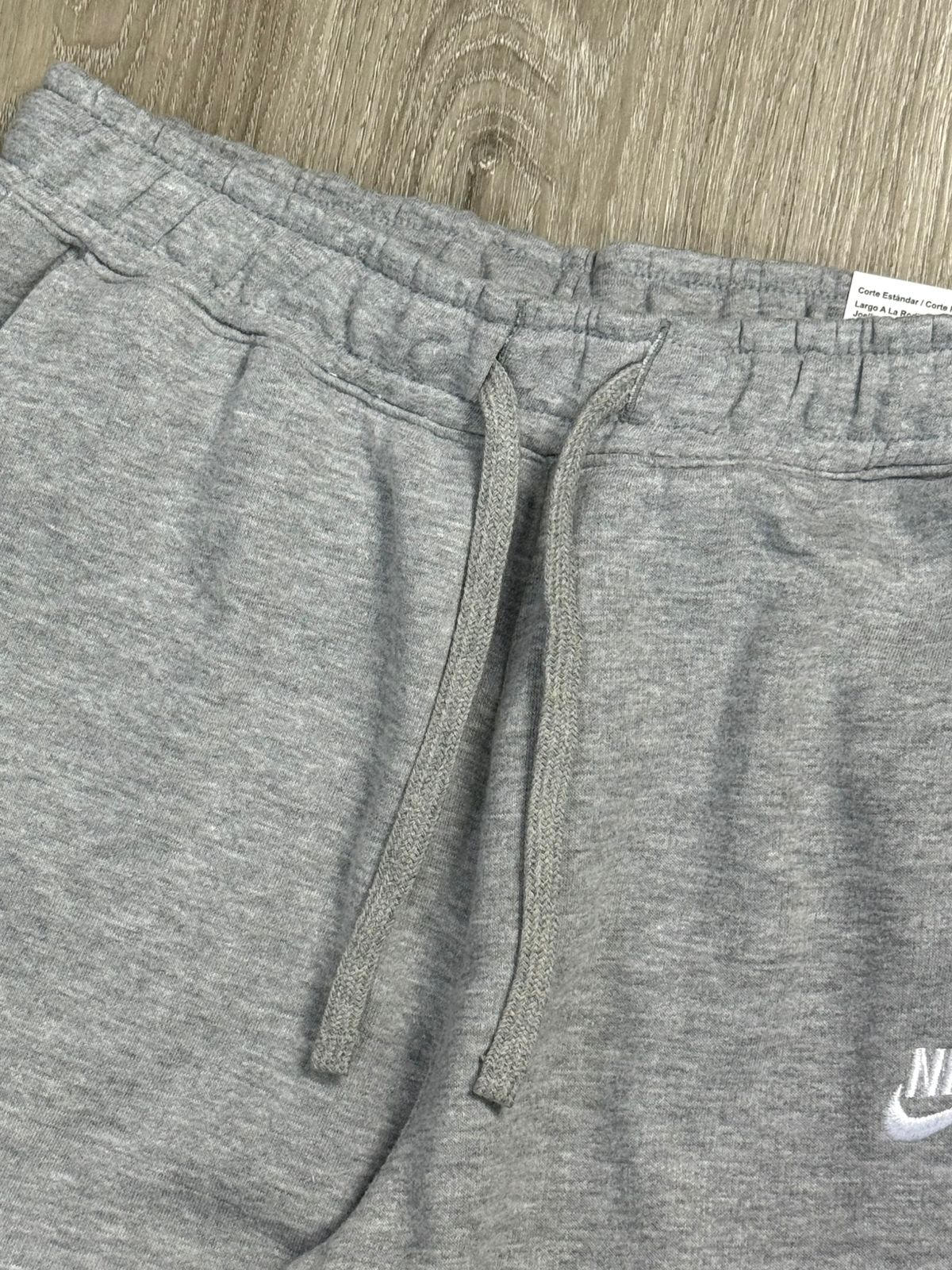 SHORTS MOLETOM NK SPORTSWEAR CLUB - CINZA