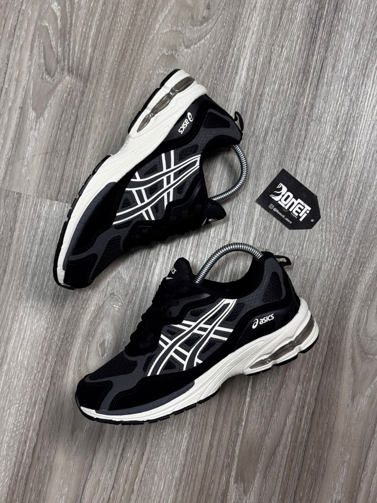 TÊNIS ASICS GEL NYC - PRETO E BRANCO