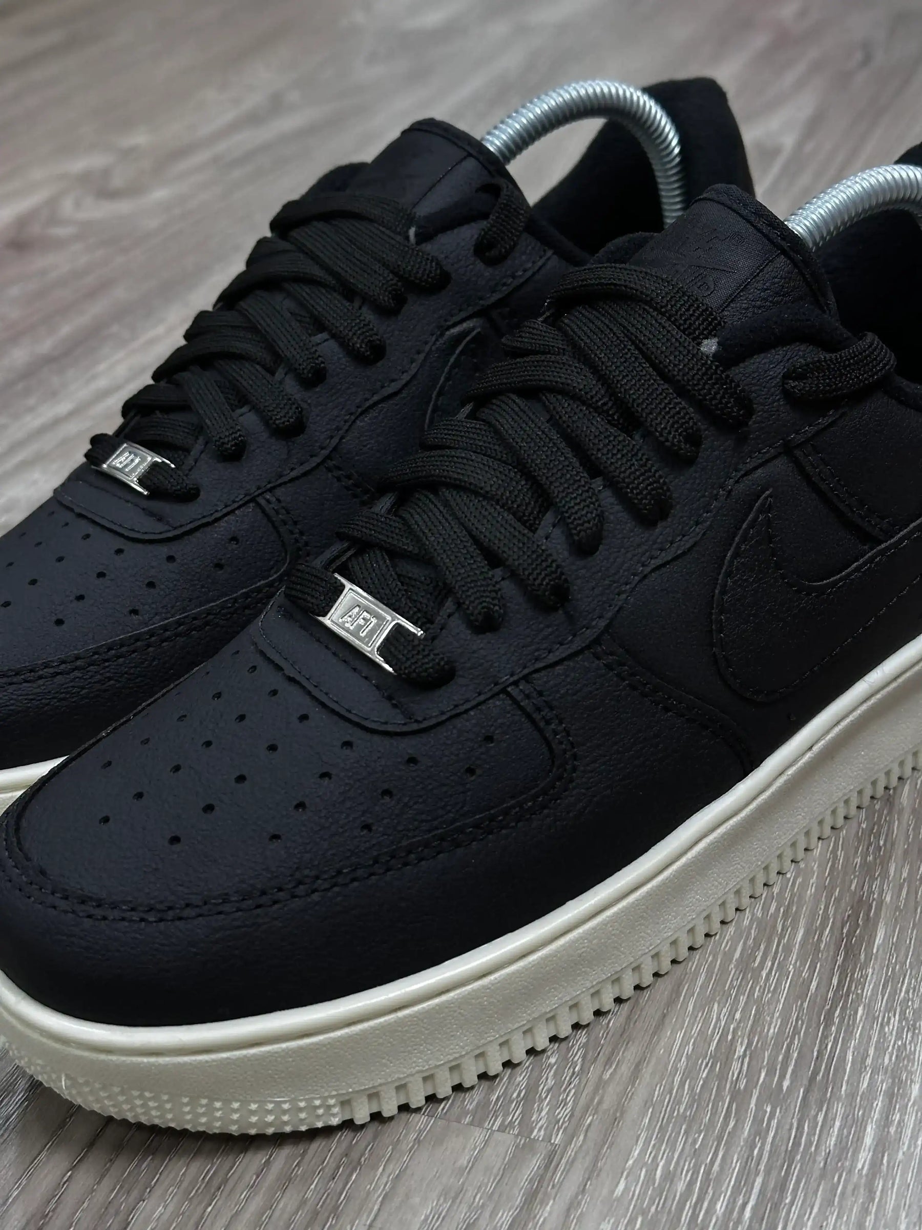 TÊNIS NK AIR FORCE 1 - BLACK SOLADO OFF