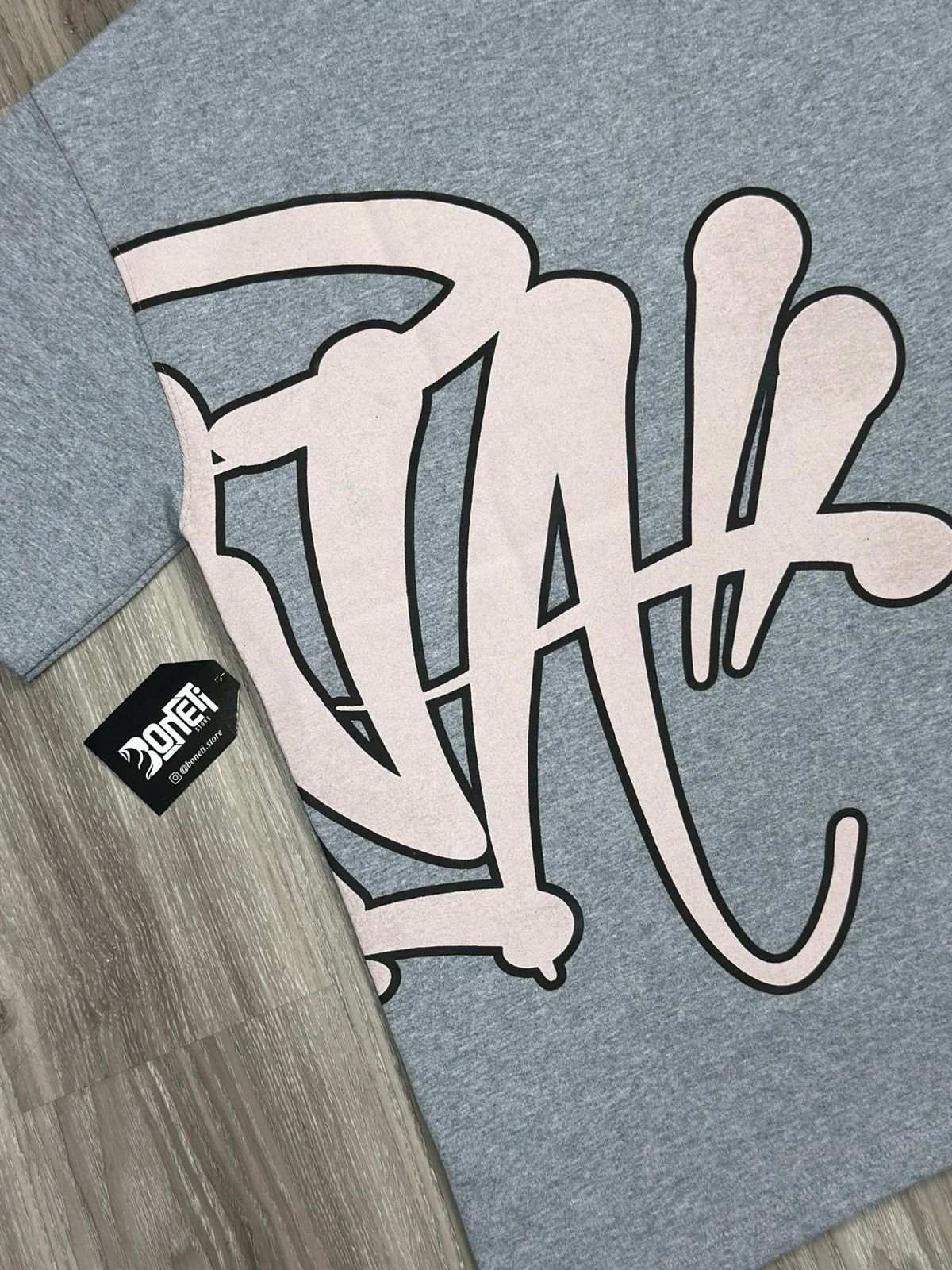 CAMISETA SYNA WORLD LOGO - CINZA SALMON