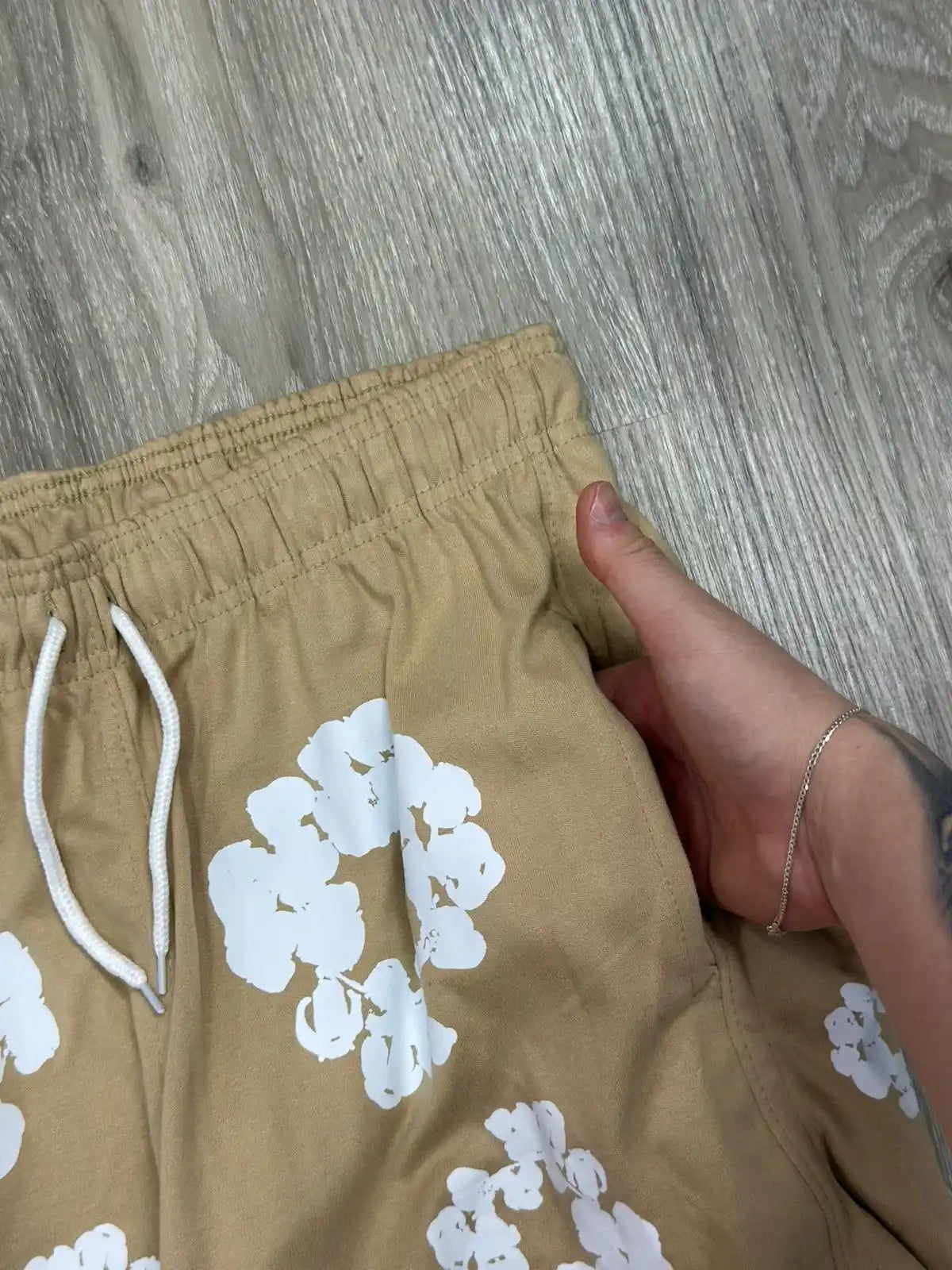 SHORTS MOLETOM DENIM TEARS - CAQUI