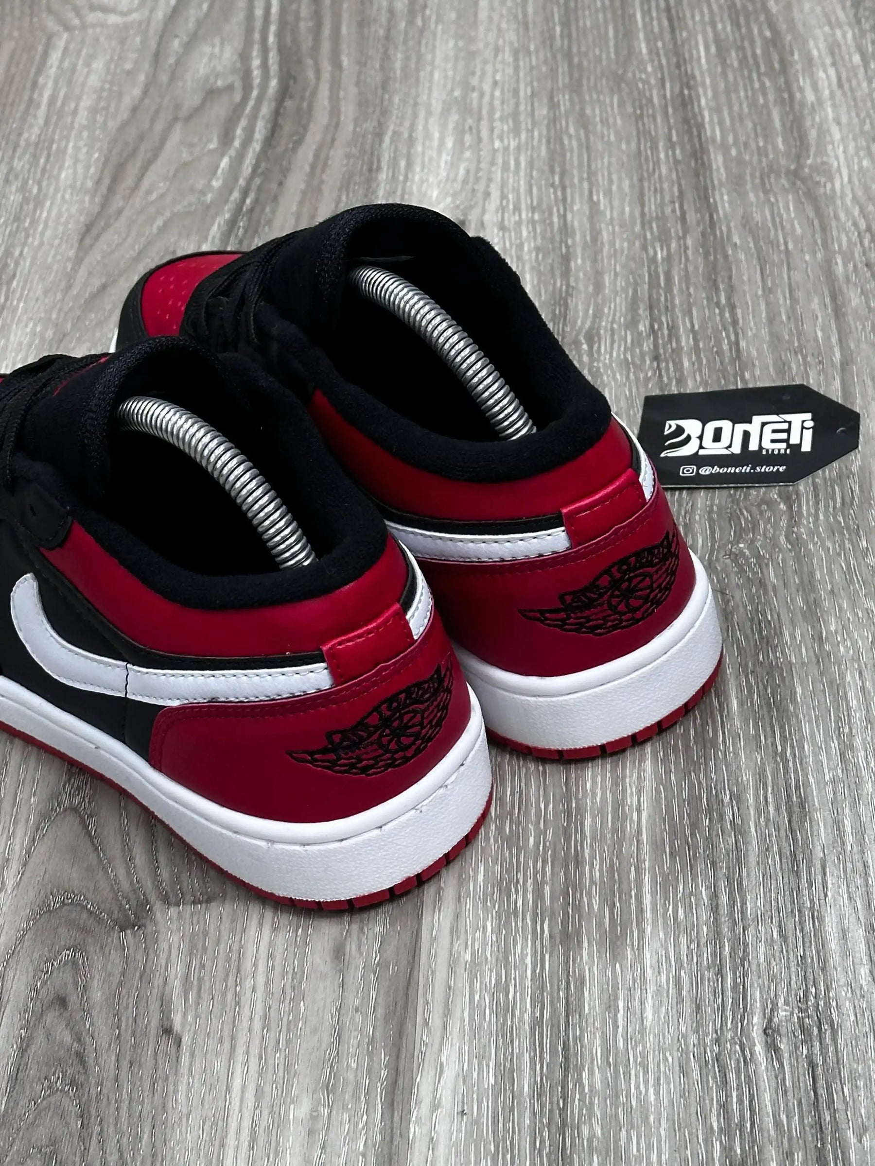 TÊNIS NK JORDAN 1 - PRETO E VERMELHO