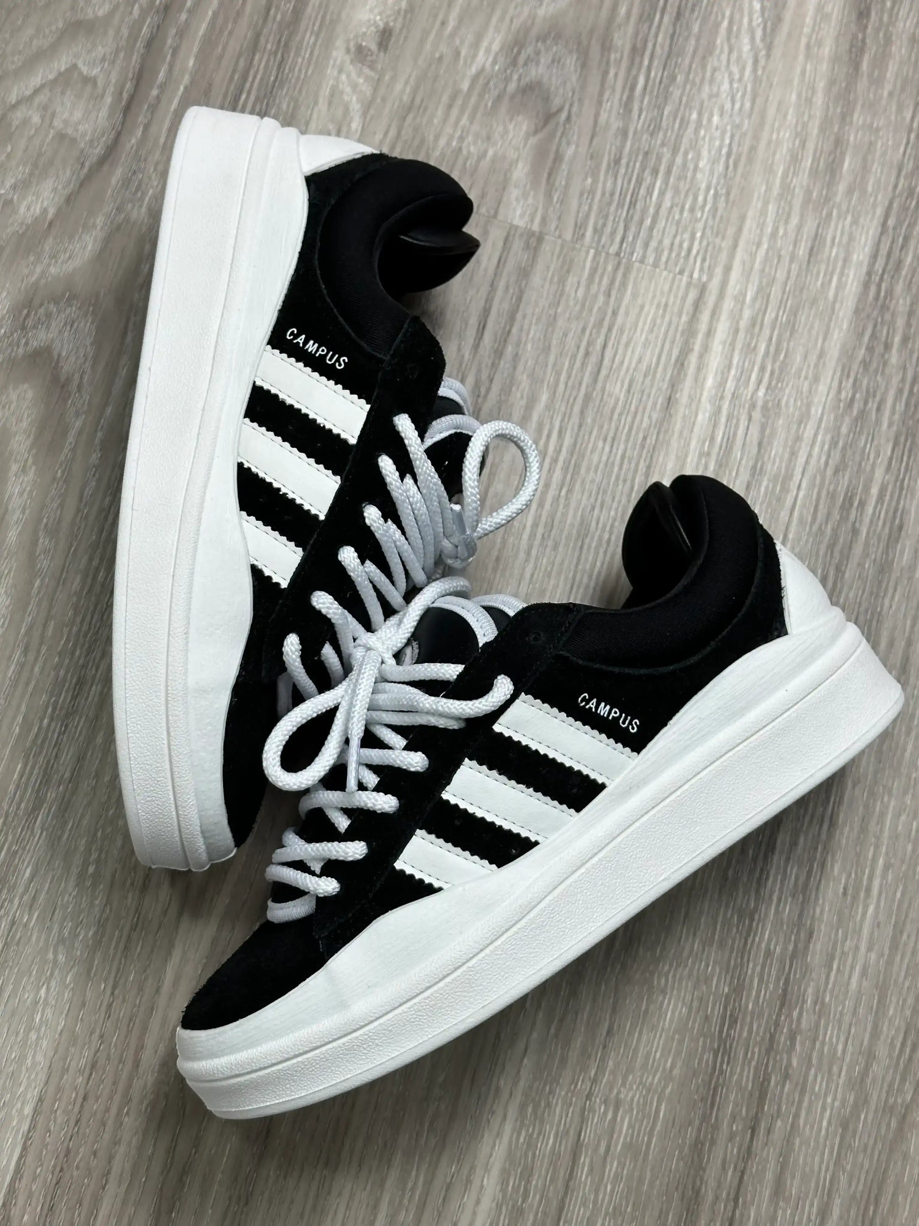 TÊNIS ADD CAMPUS X BADBUNNY - PRETO/BRANCO